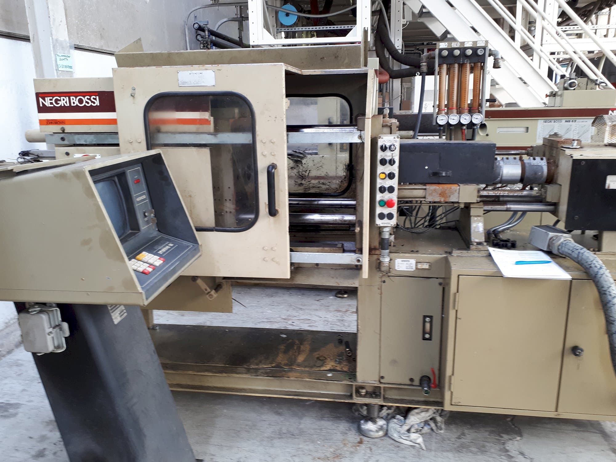 Vista Frontal  da Negri Bossi NB 60  máquina