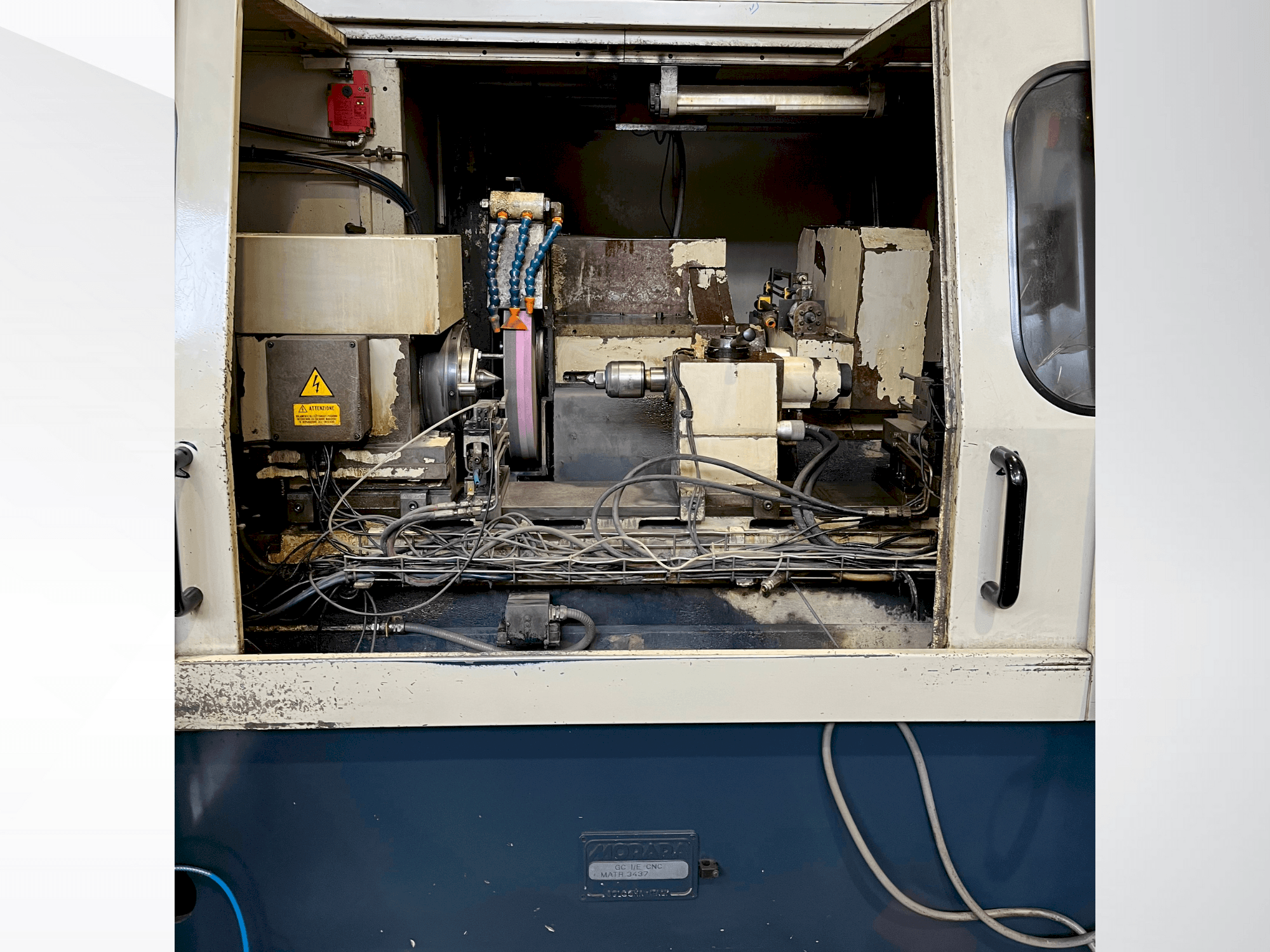 Vista Frontal  da MORARA GC I/E CNC  máquina
