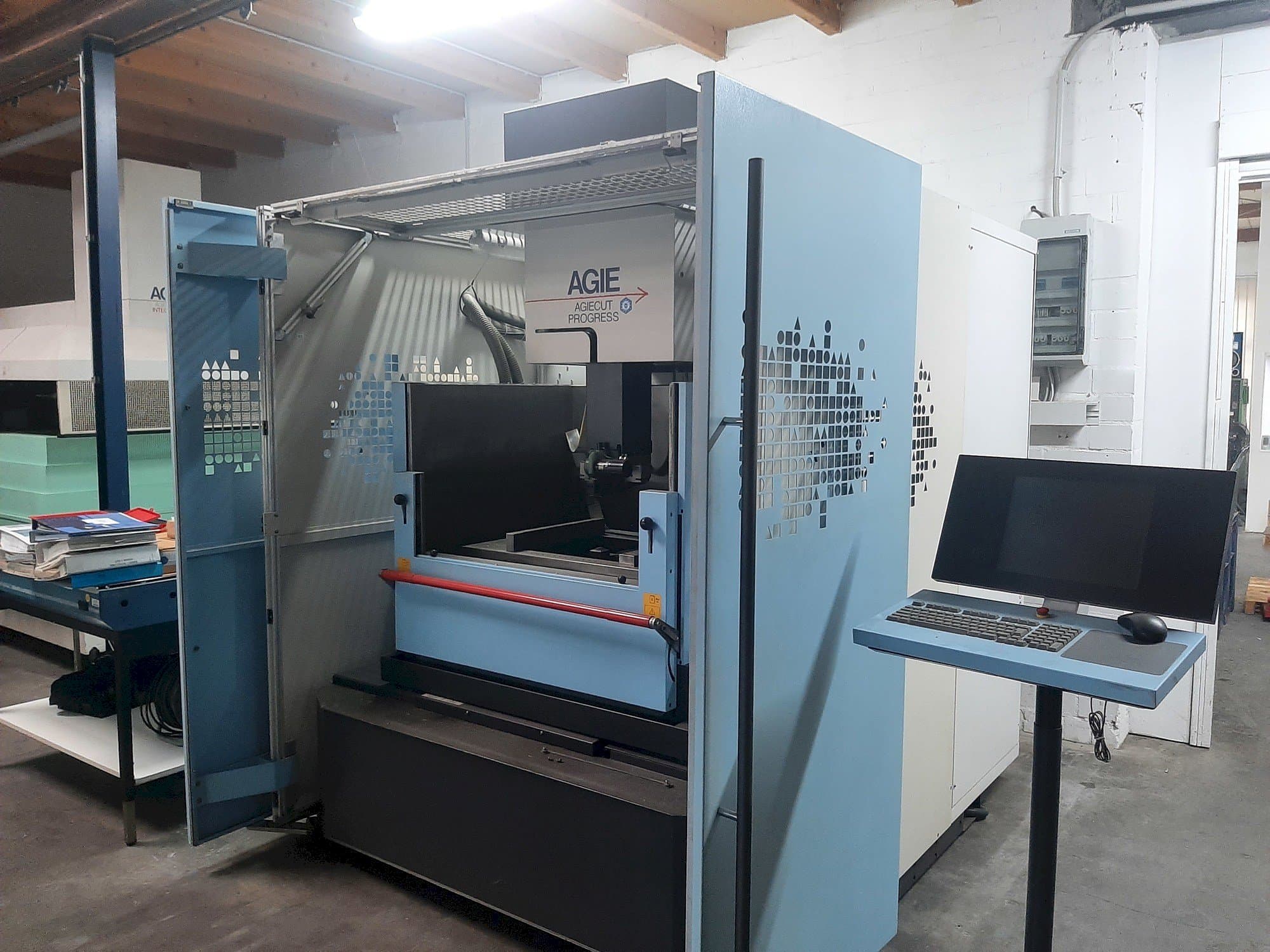 Vista Frontal da AGIE Agiecut Progress 3 máquina