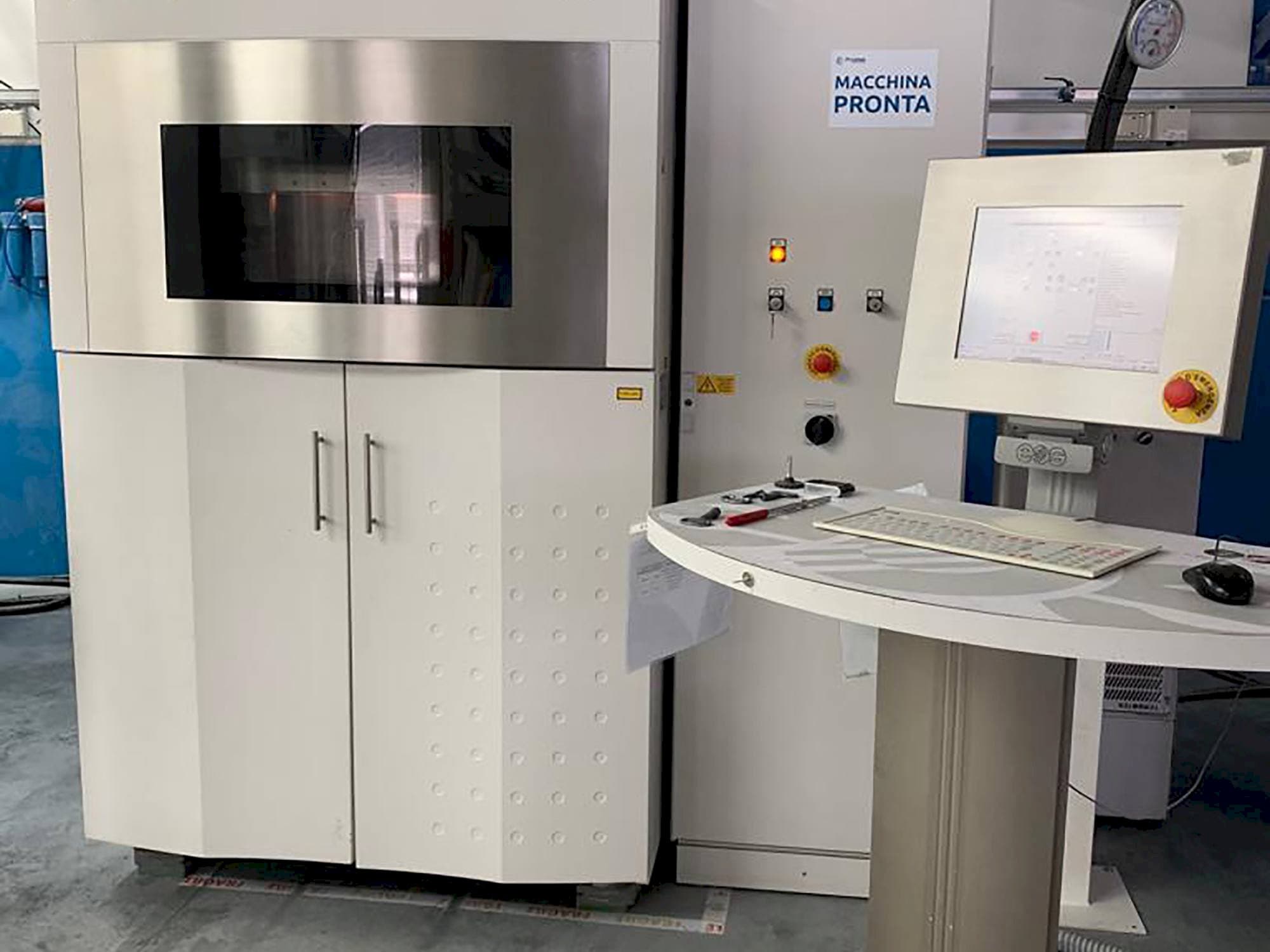 Vista Frontal  da EOS Eosint P395  máquina