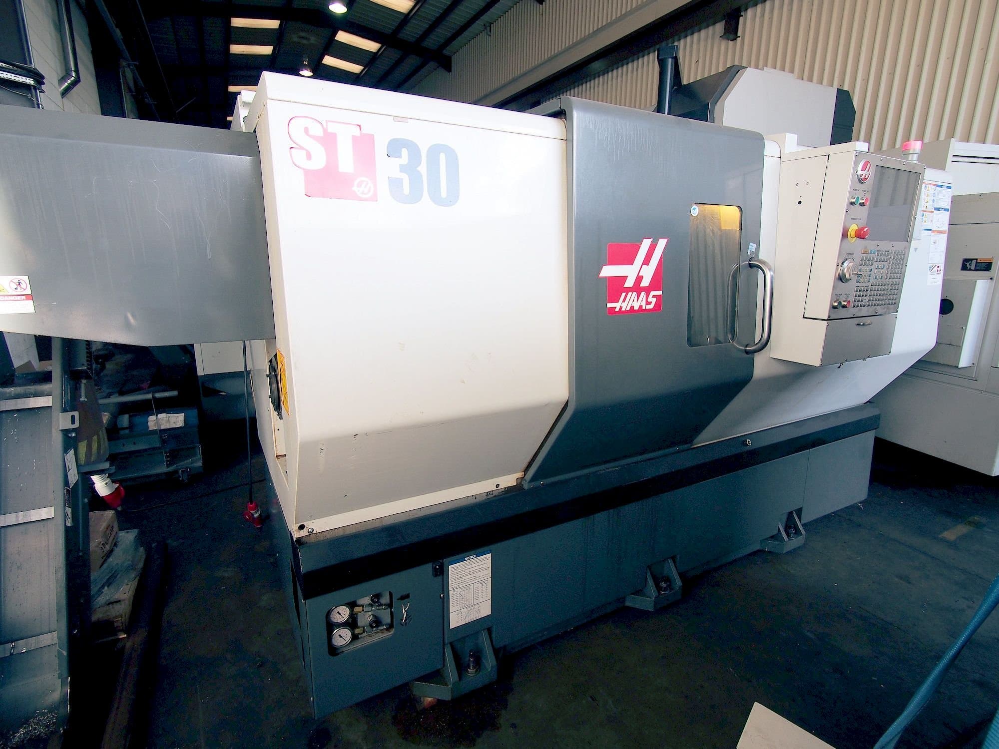 Vista Frontal da HAAS ST-30 máquina