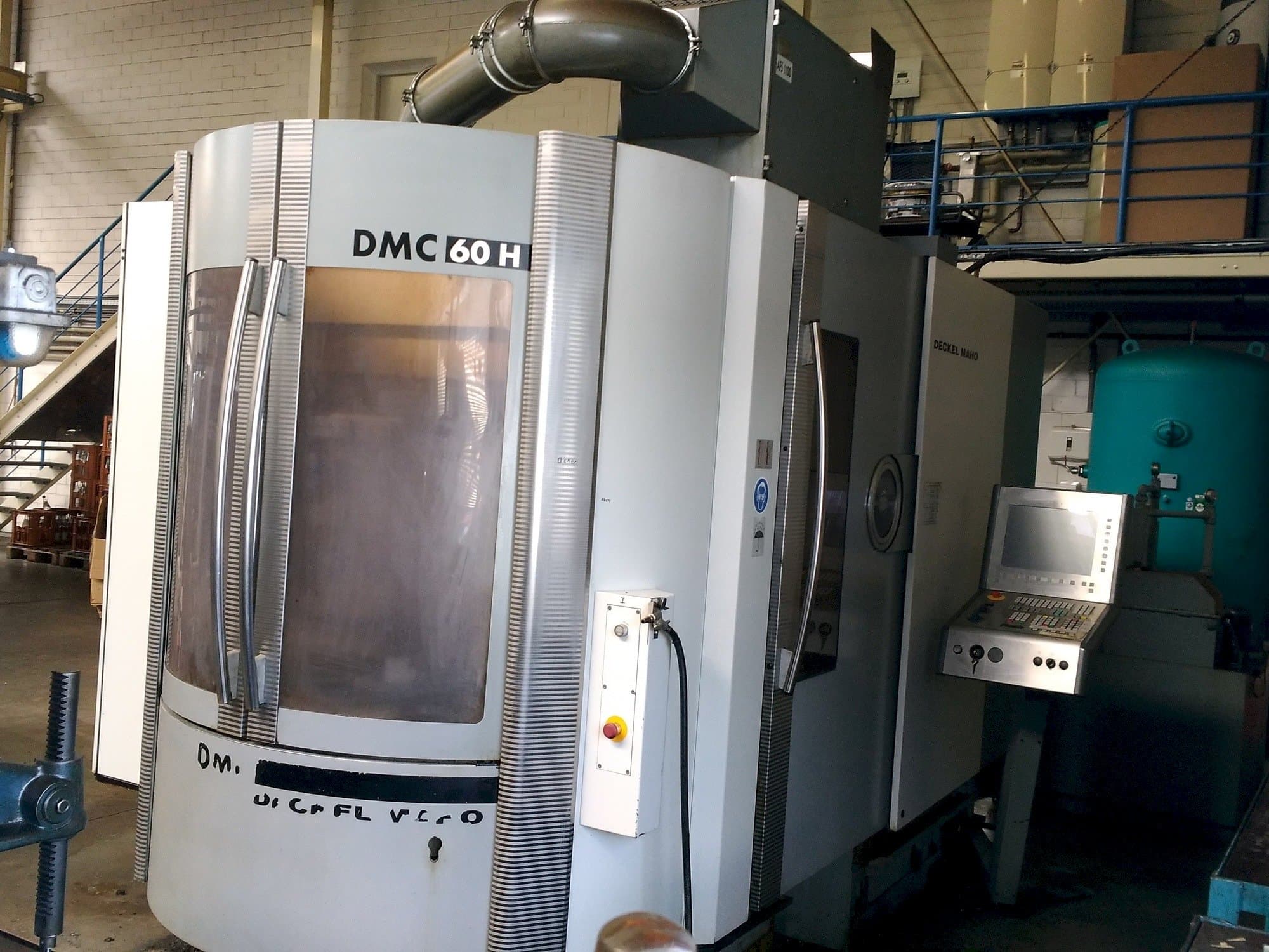 Vista Frontal da DECKEL MAHO DMC 60H hi-dyn máquina