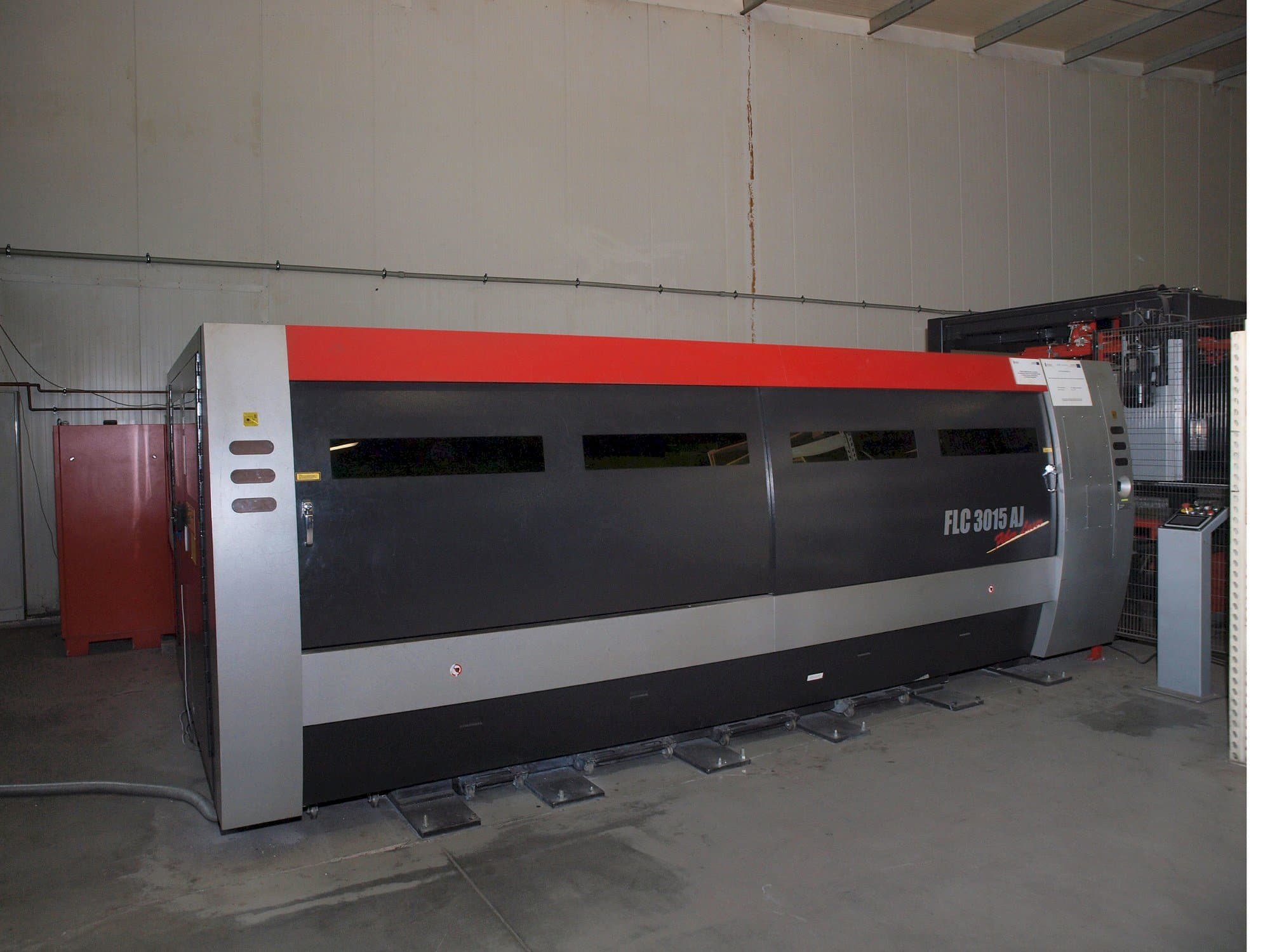Vista Frontal da AMADA LC-3015 AJ 2kW Fiber laser máquina