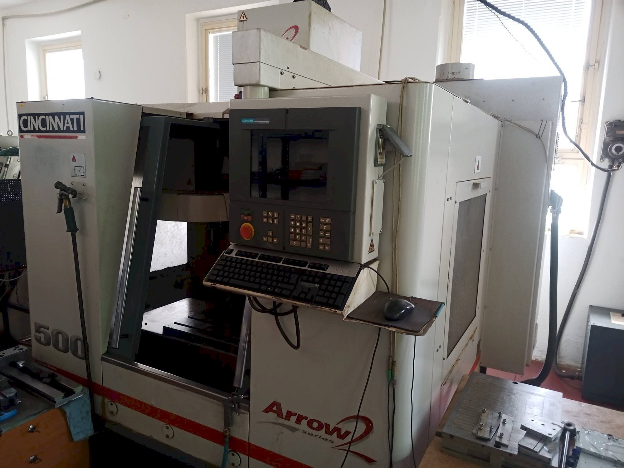 Vista Frontal  da Cincinnati Arrow 2  máquina