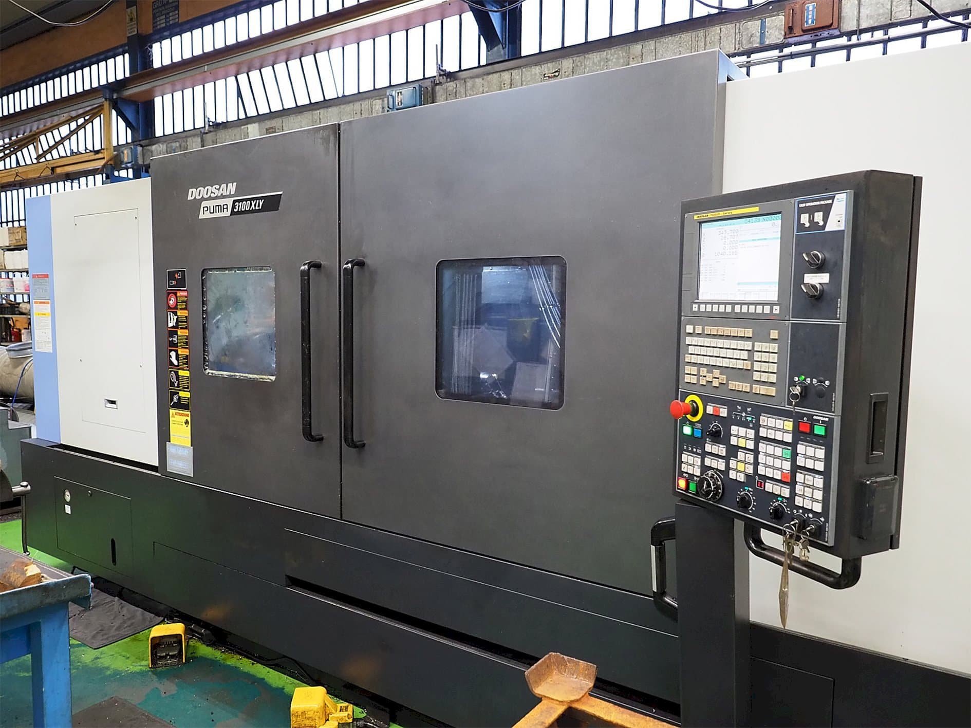 Vista Frontal da Doosan Puma 3100XLY máquina