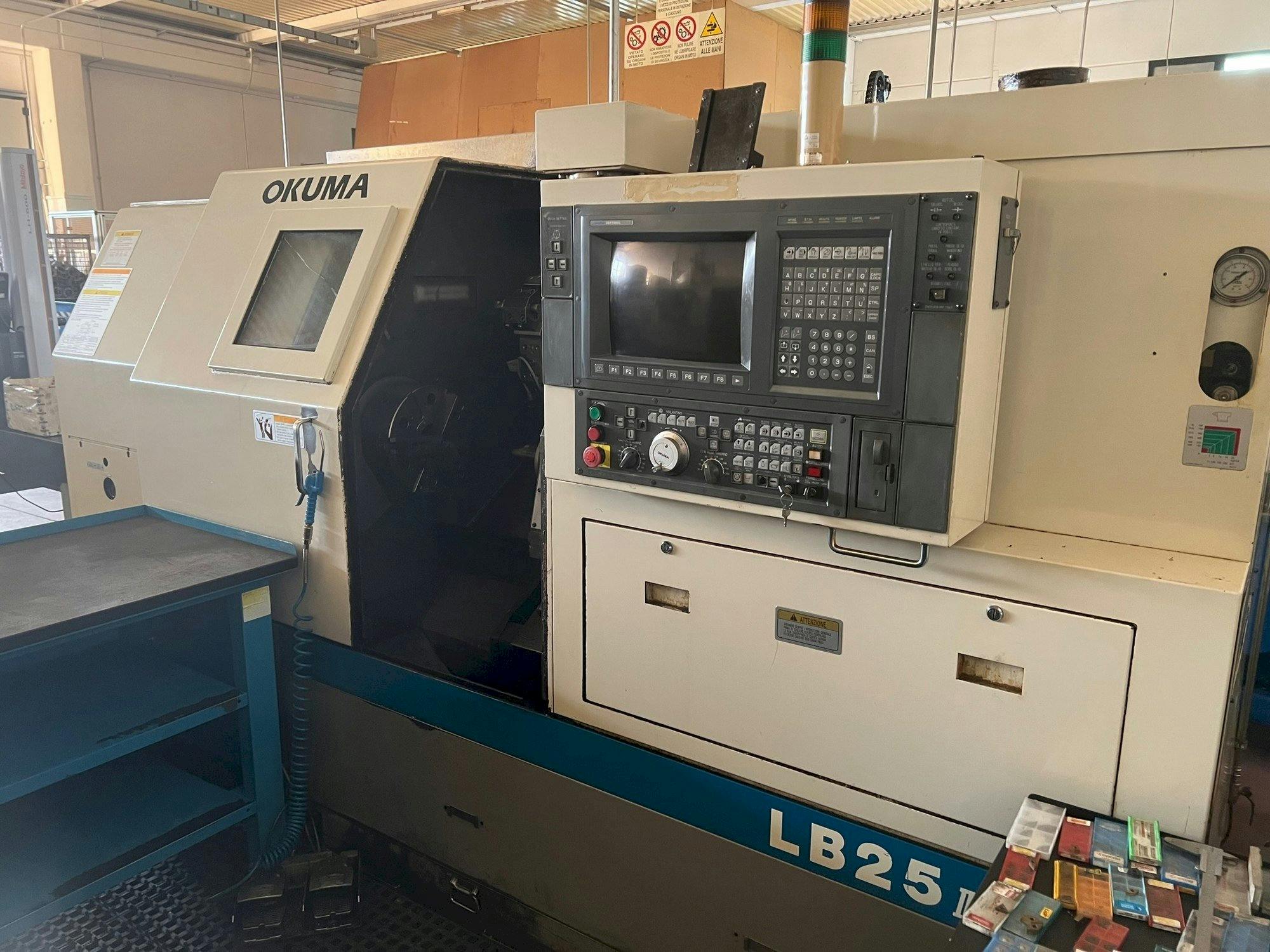 Vista Frontal  da Okuma LB 25 II  máquina