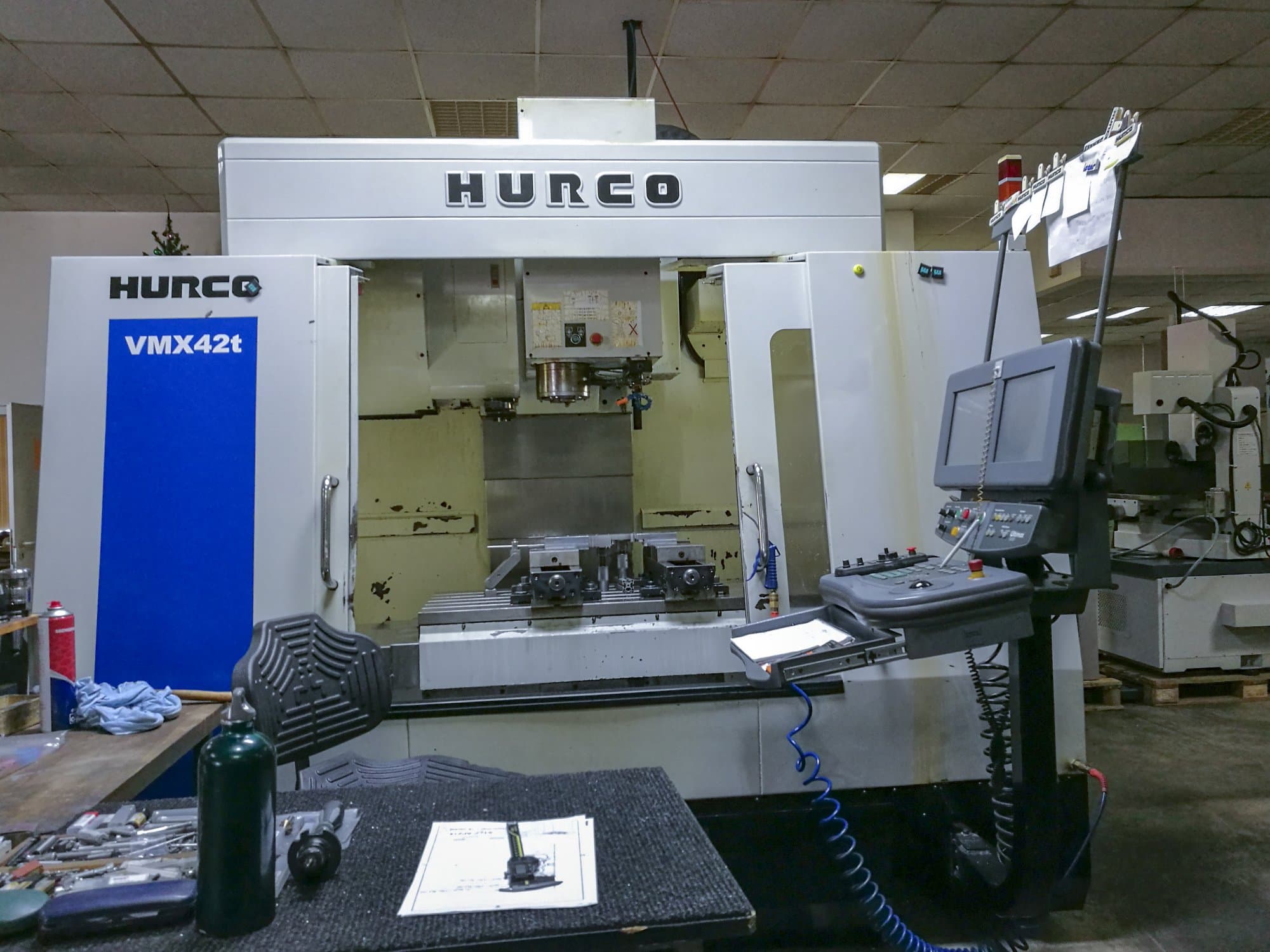 Vista Frontal  da Hurco VMX42T  máquina
