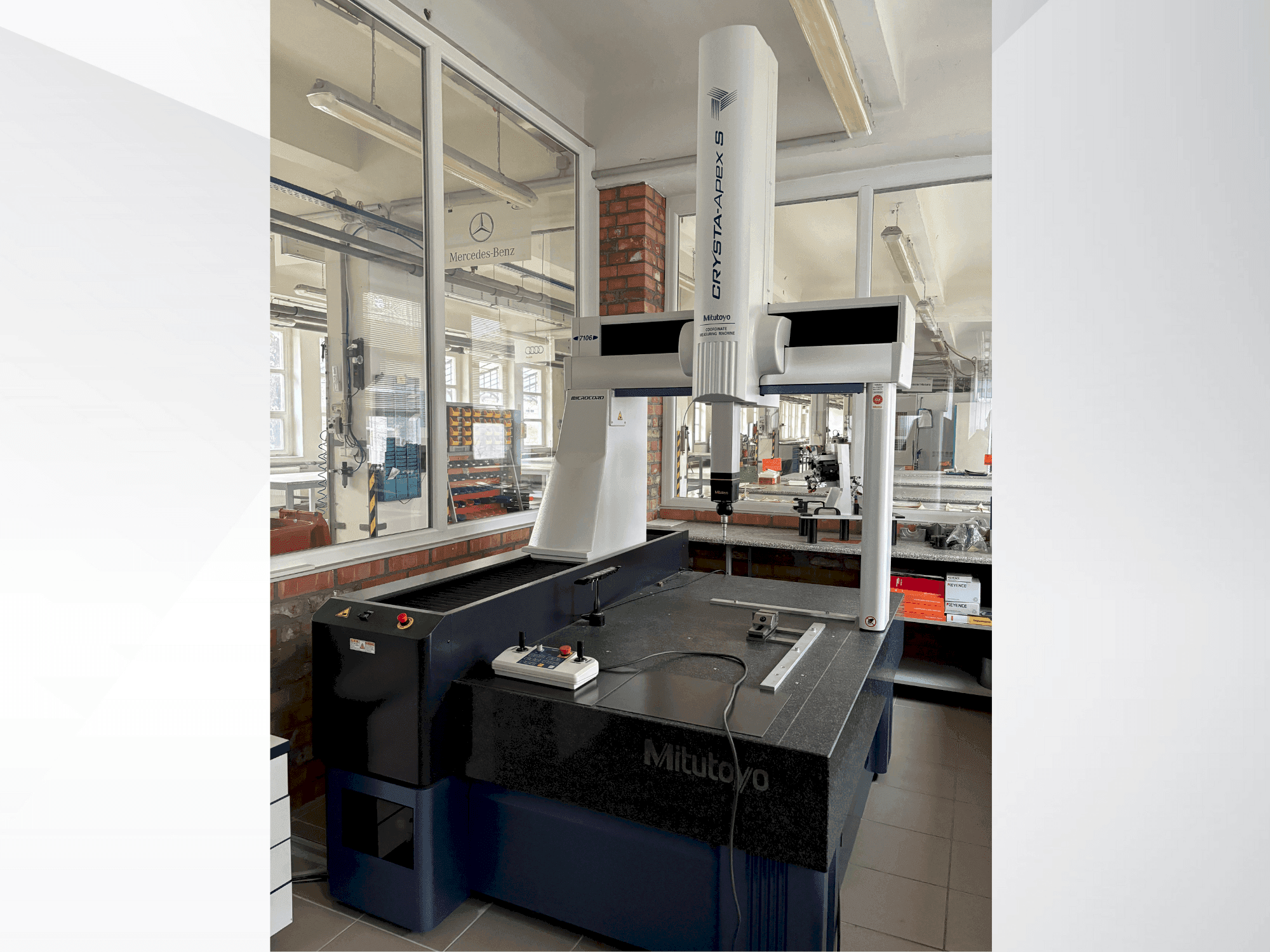 Vista Frontal  da Mitutoyo CRYSTA-Apex S7106  máquina