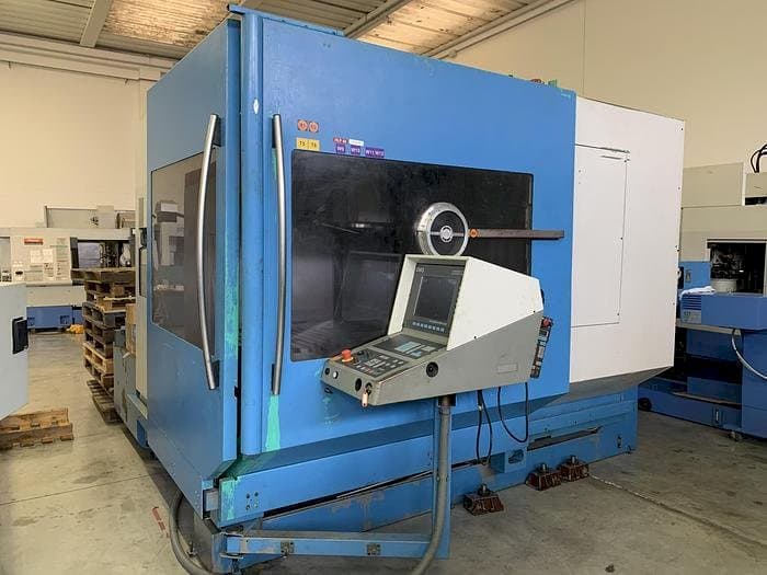 Vista Frontal da DECKEL MAHO DMU 80 máquina