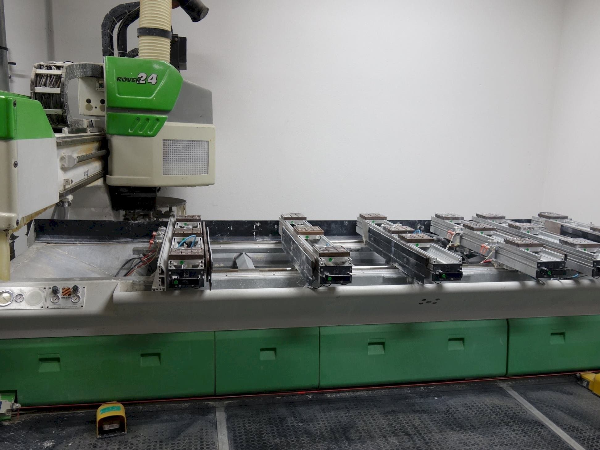 Vista Frontal  da BIESSE Rover 24 S  máquina