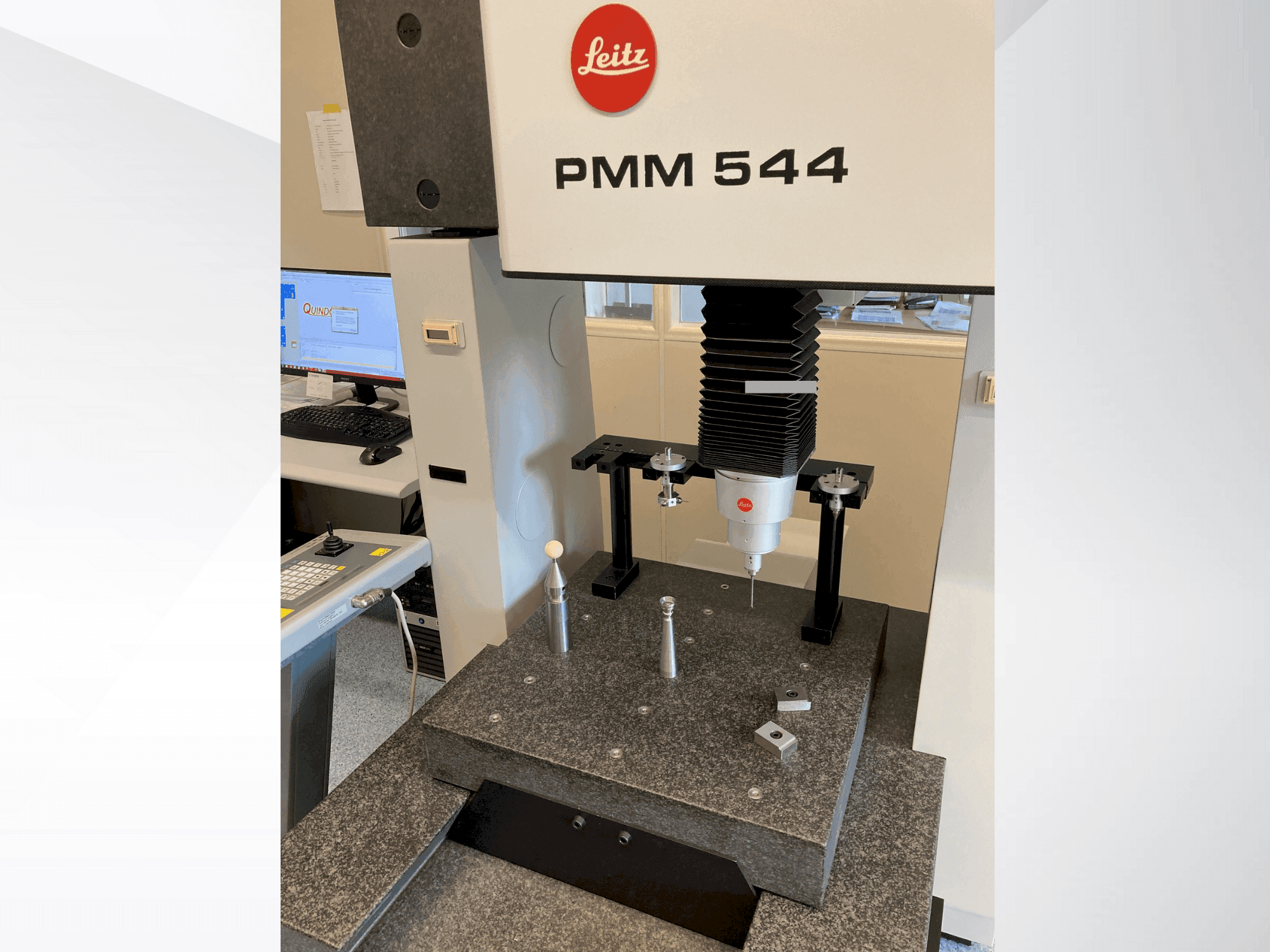 Vista Frontal da LEITZ PMM 544 máquina