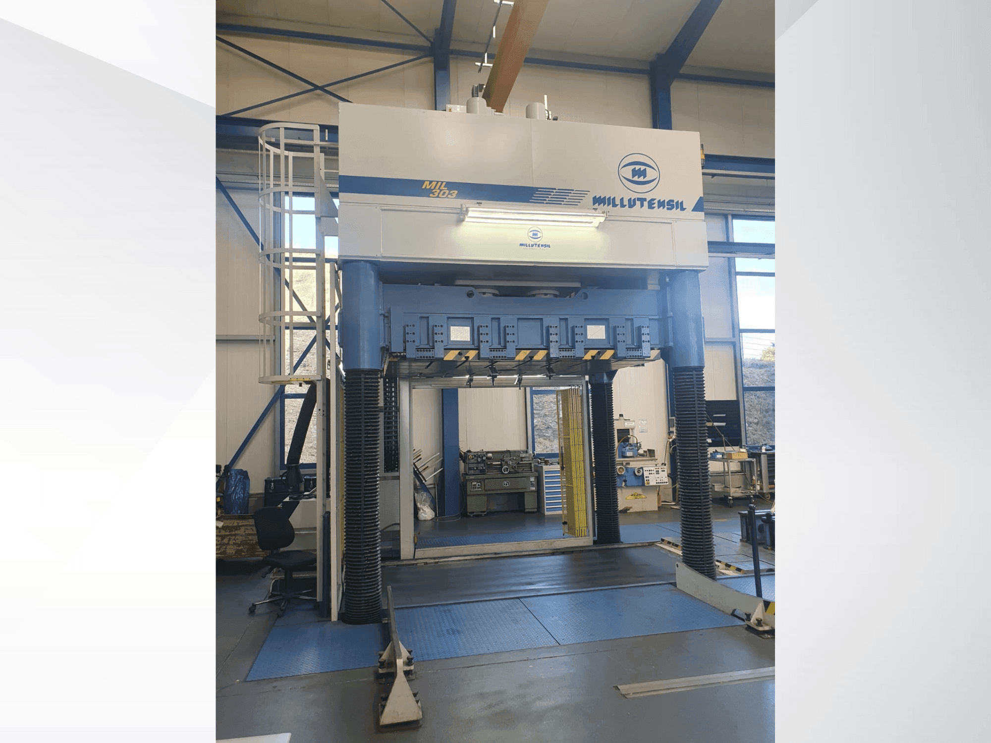 Vista Frontal da MILLUTENSIL Mil 303 máquina