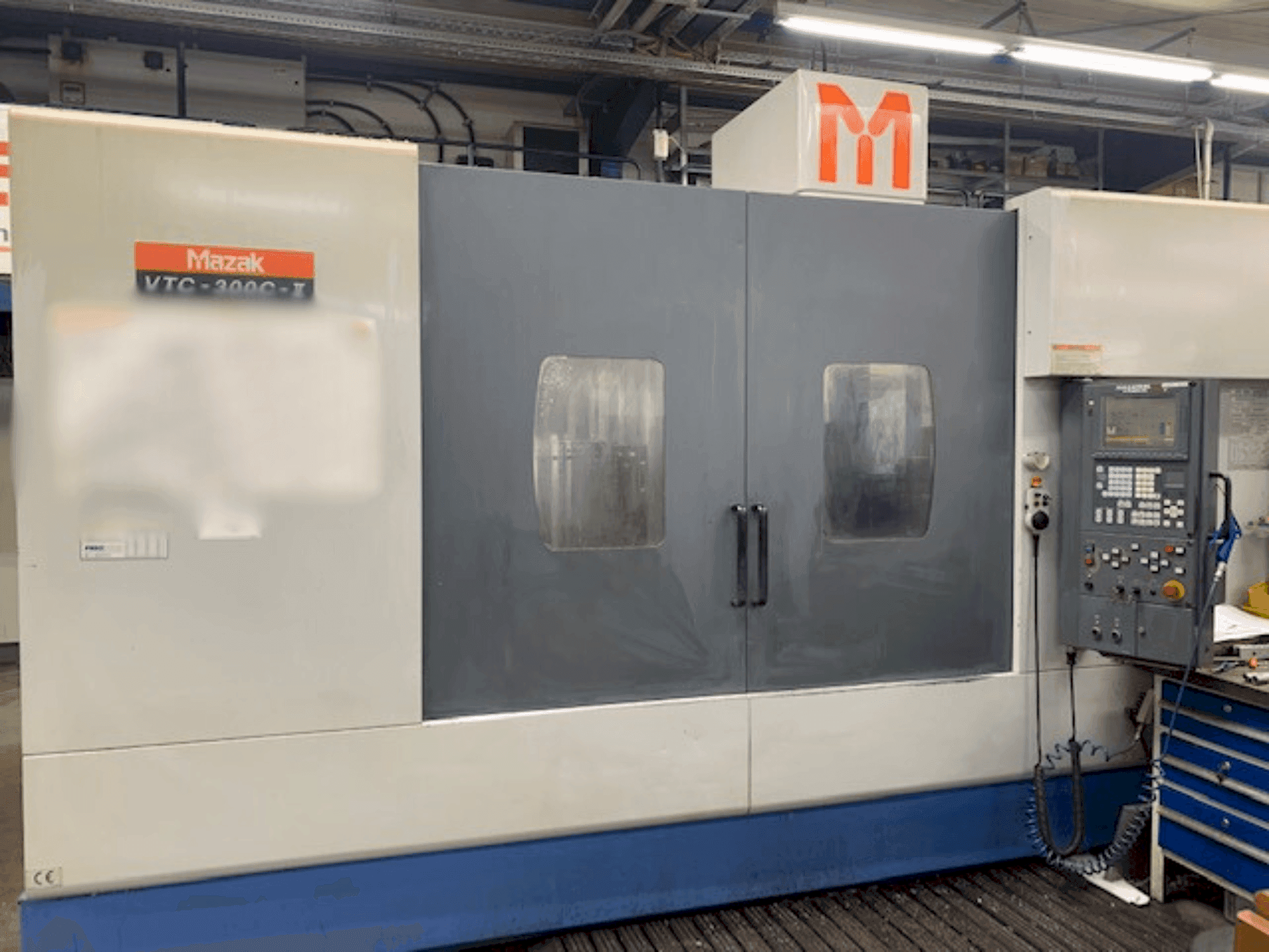 Vista Frontal da Mazak VTC 300C II máquina