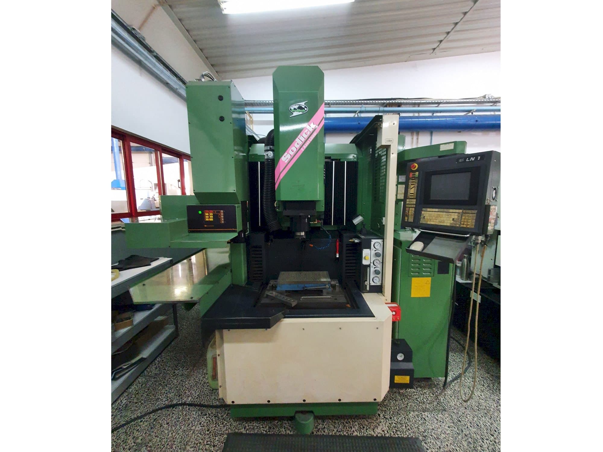 Vista Frontal  da Sodick AQ35L  máquina