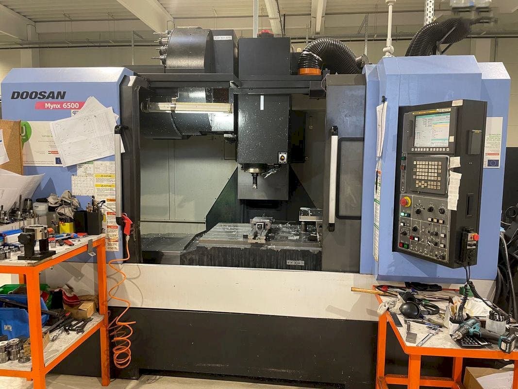 Vista Frontal  da Doosan MYNX DNM 6500  máquina