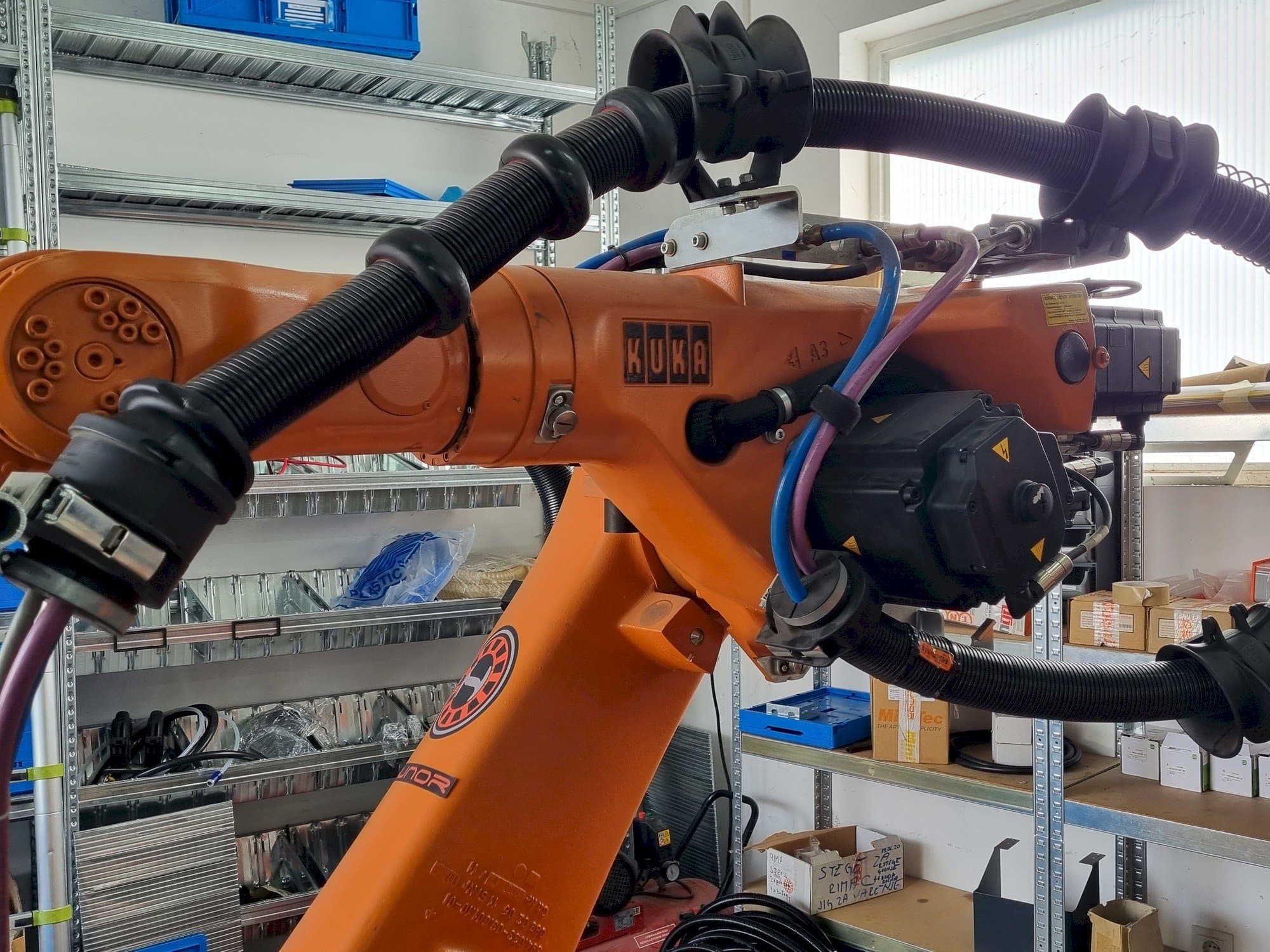 Vista Frontal  da KUKA KR60 HA - KRC2ed05  máquina