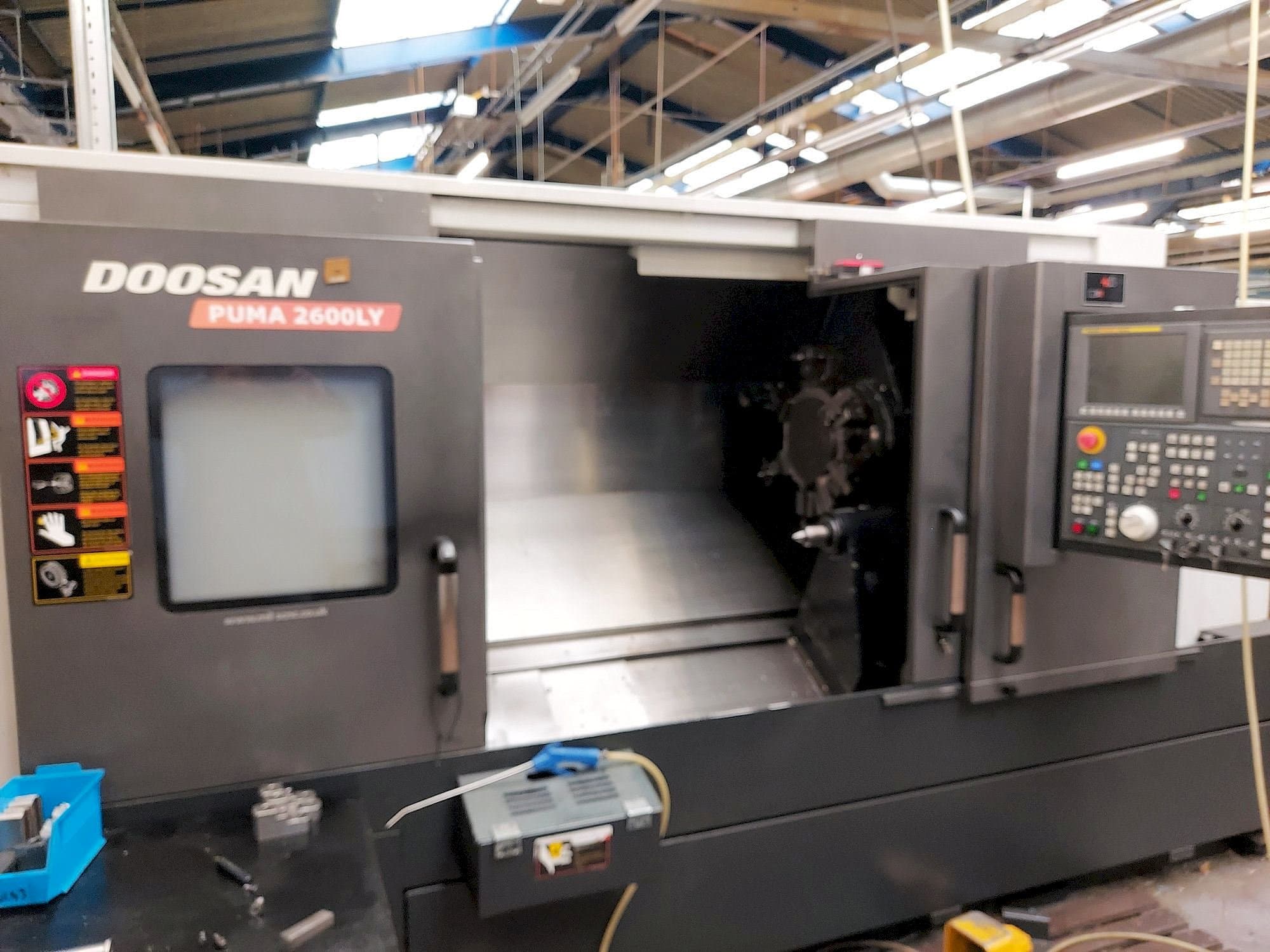 Vista Frontal da Doosan Puma 2600LY máquina