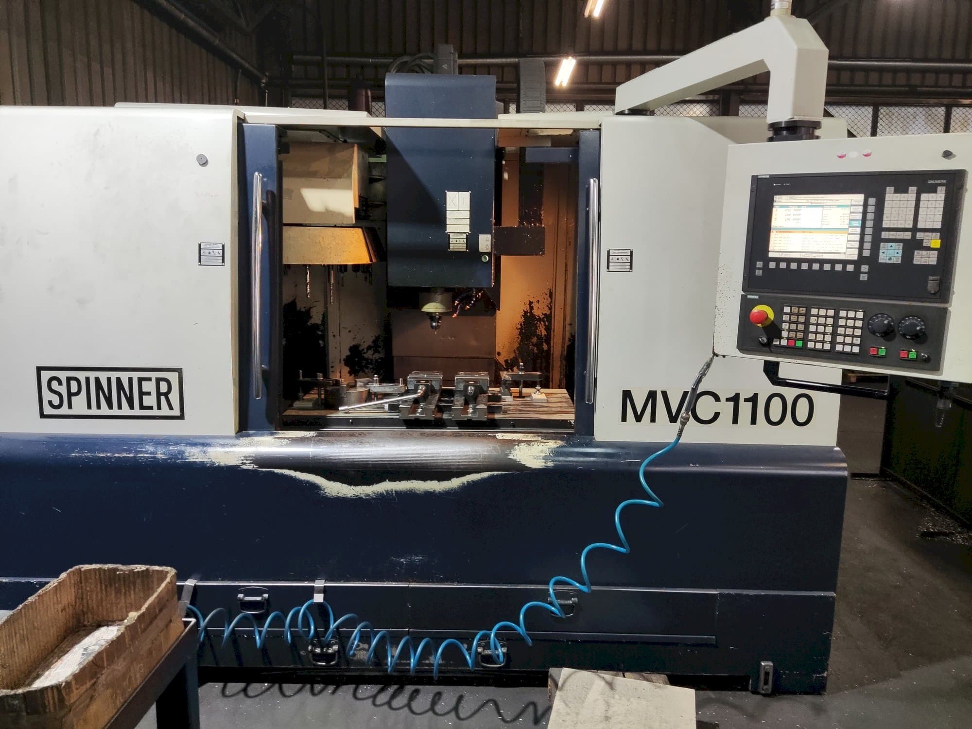Vista Frontal da SPINNER MVC-1100 máquina