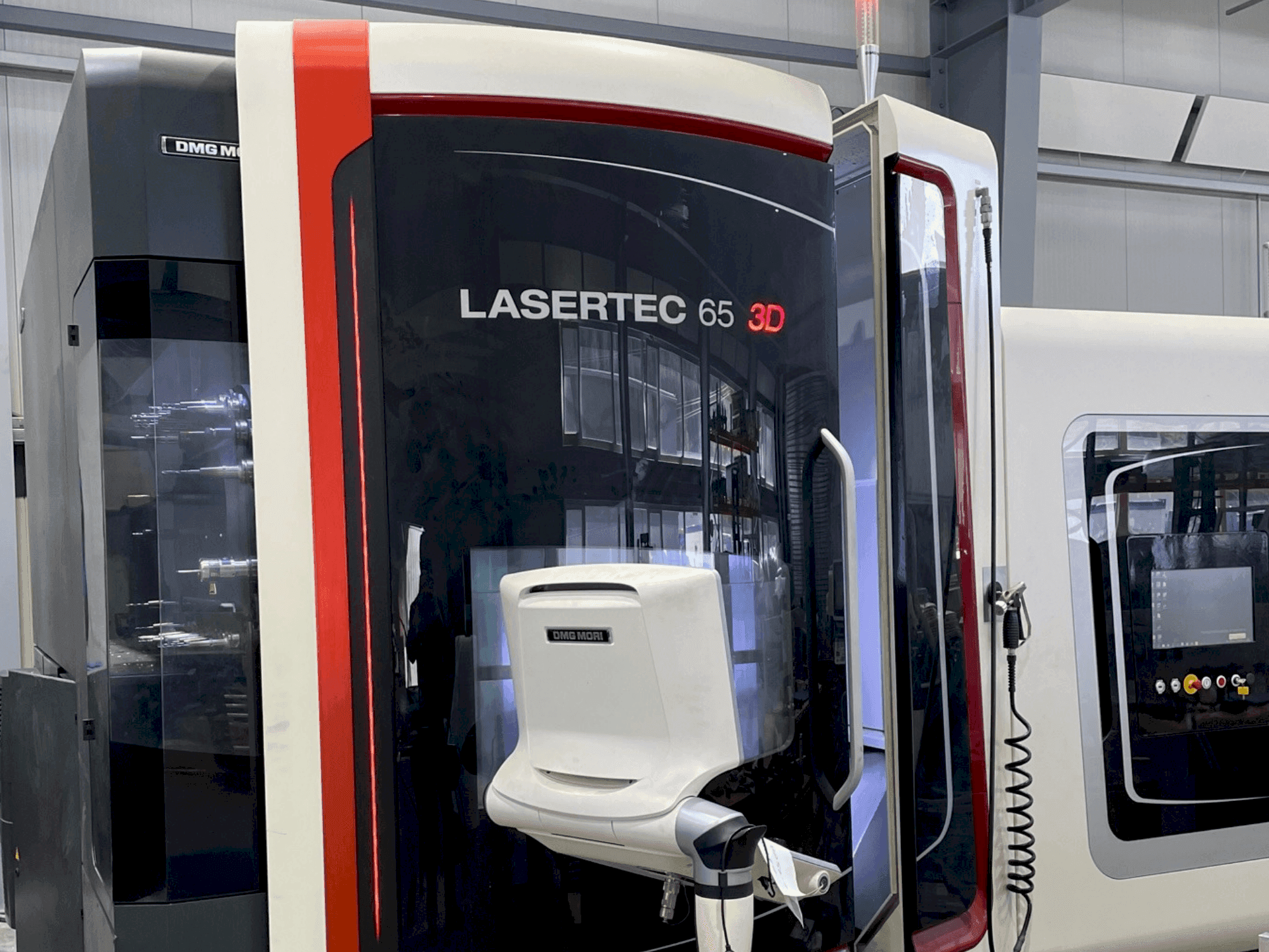 Vista Frontal da DMG MORI LASERTEC 65 3D Hybrid máquina