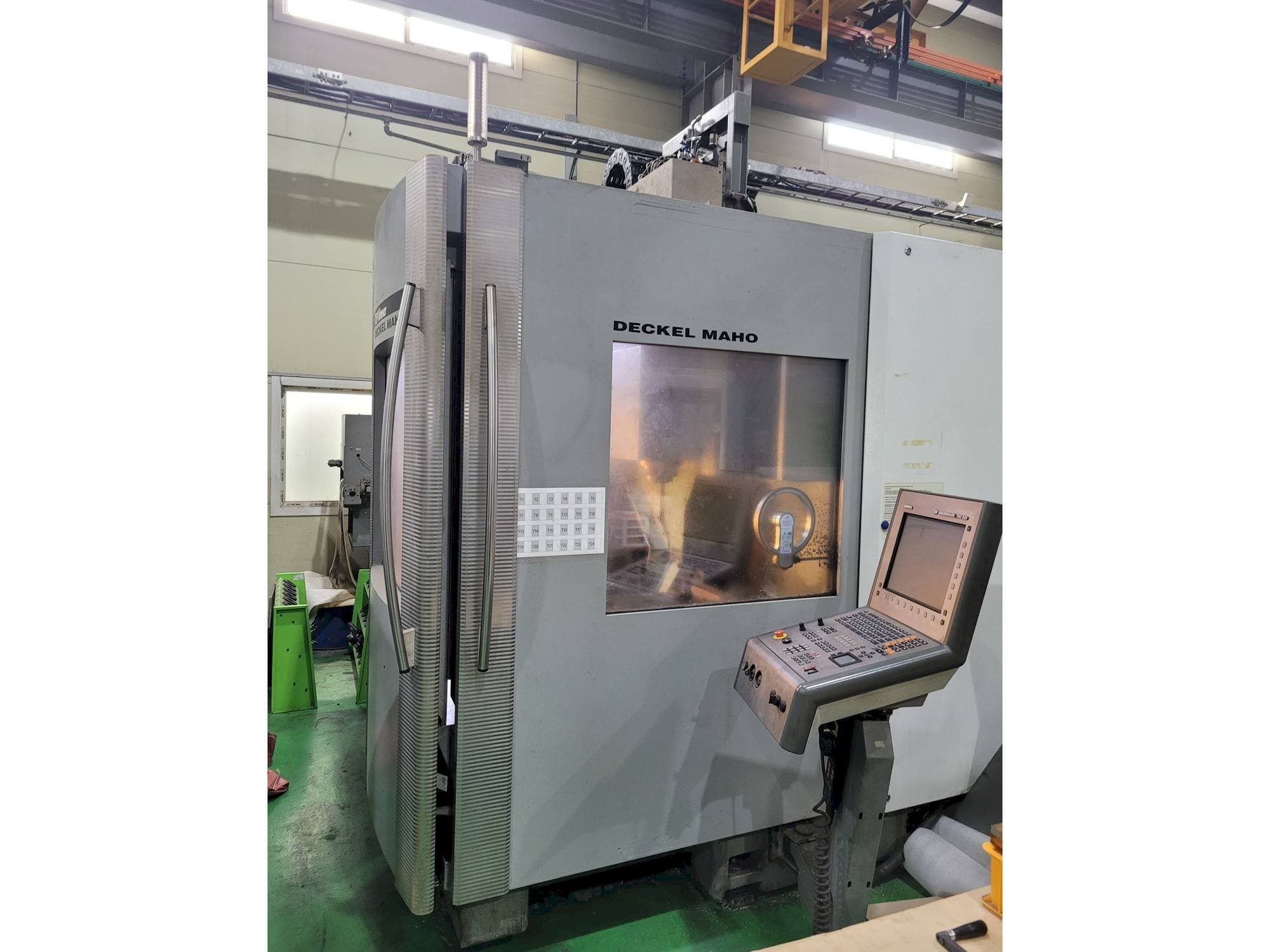 Vista Frontal da DECKEL MAHO DMC 75 Linear máquina