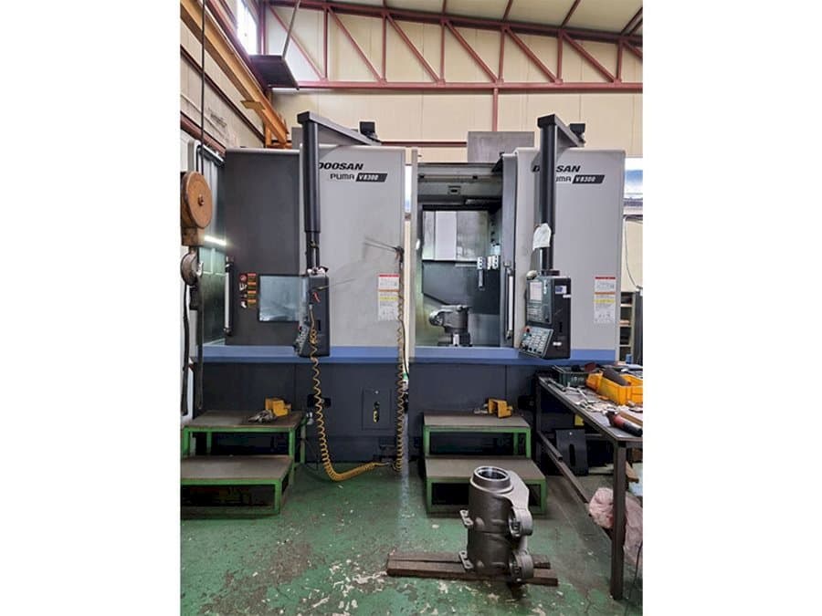 Vista Frontal da Doosan Puma V8300 máquina