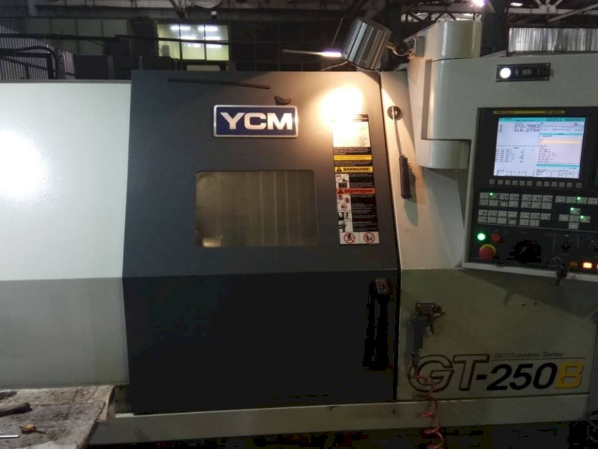 Vista Frontal da YCM GT250B máquina
