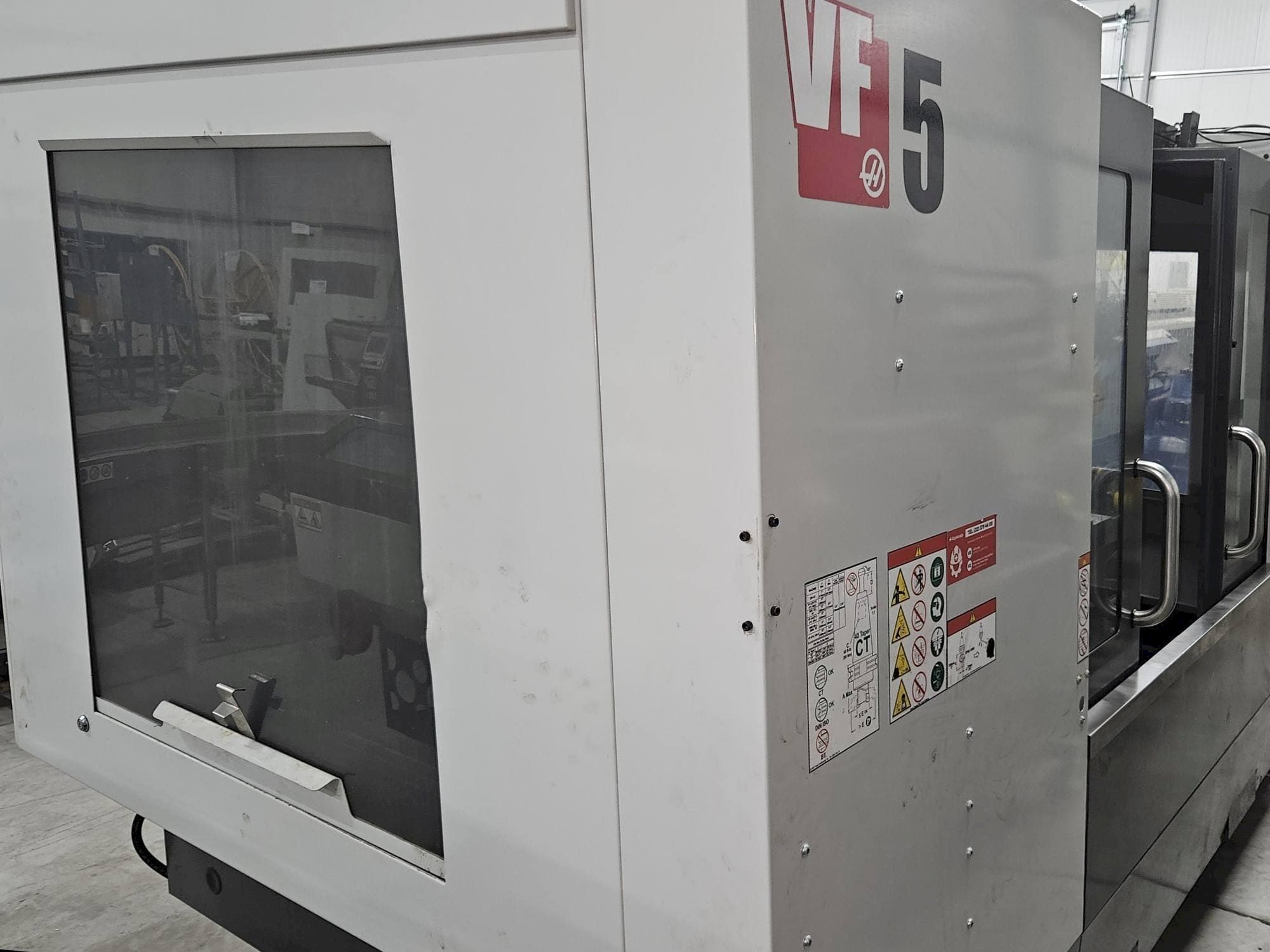 Vista Frontal da HAAS VF-5/40 máquina