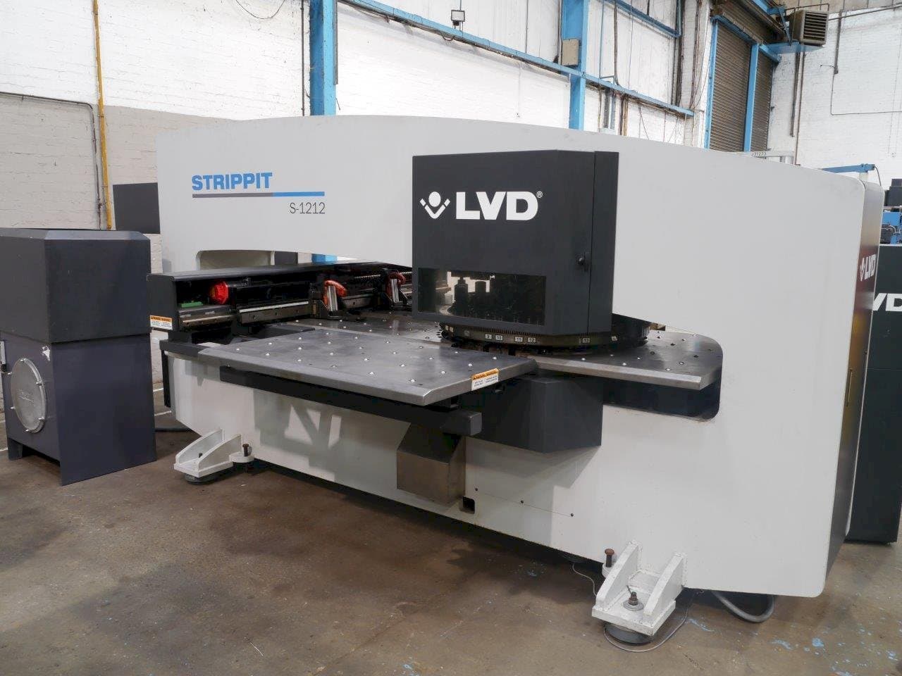 Vista Frontal  da LVD STRIPPIT S 1212  máquina