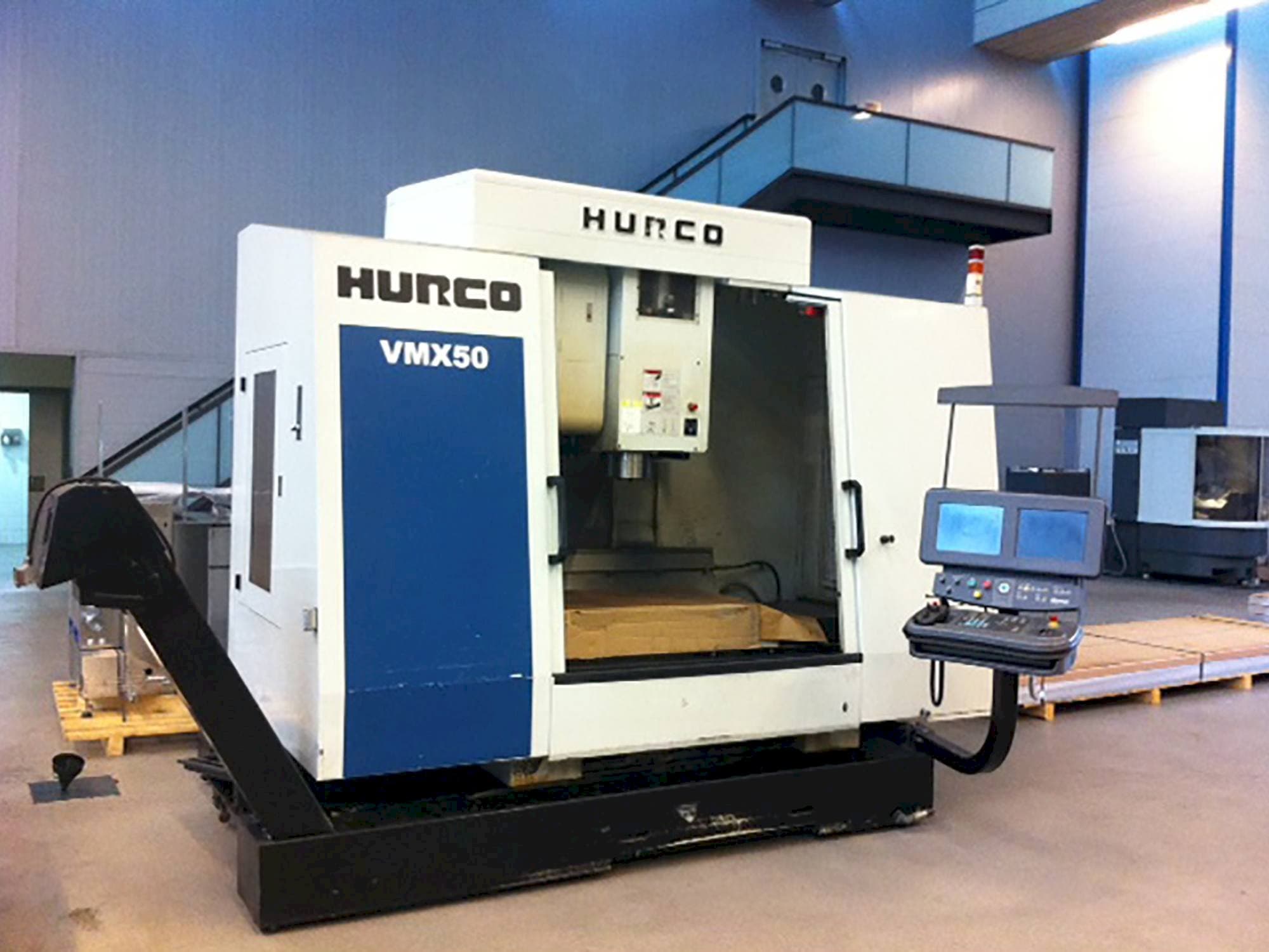 Vista Frontal  da Hurco VMX 50/40T  máquina
