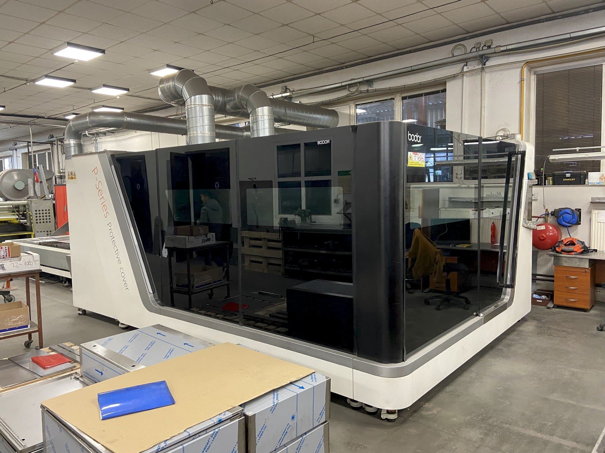 Vista Frontal  da Bodor P3  máquina