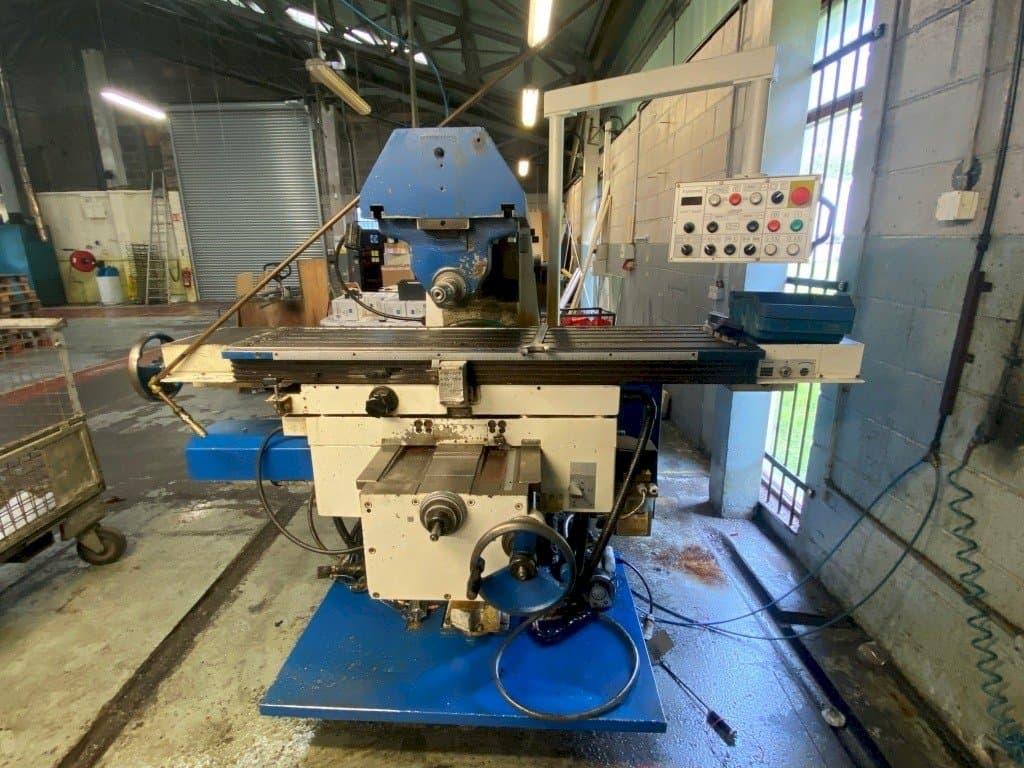 Vista Frontal da TOS Olomouc FGU 32 máquina
