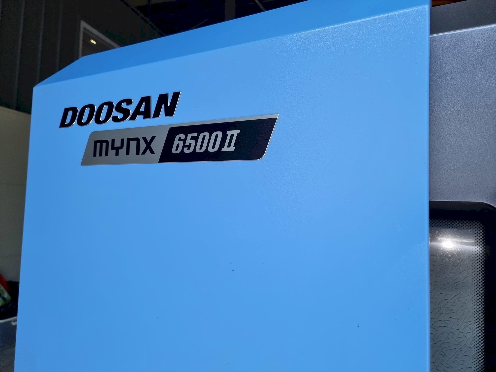 Vista Frontal da Doosan MYNX 6500Ⅱ máquina