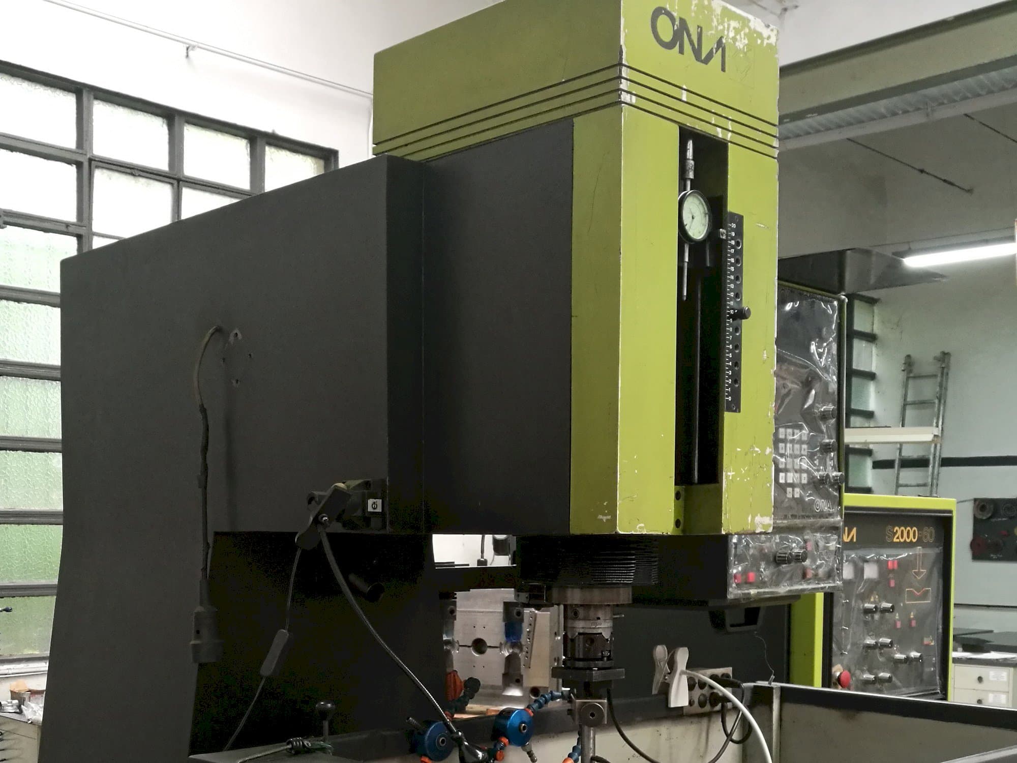 Vista Esquerda  da ONA IN 260  máquina