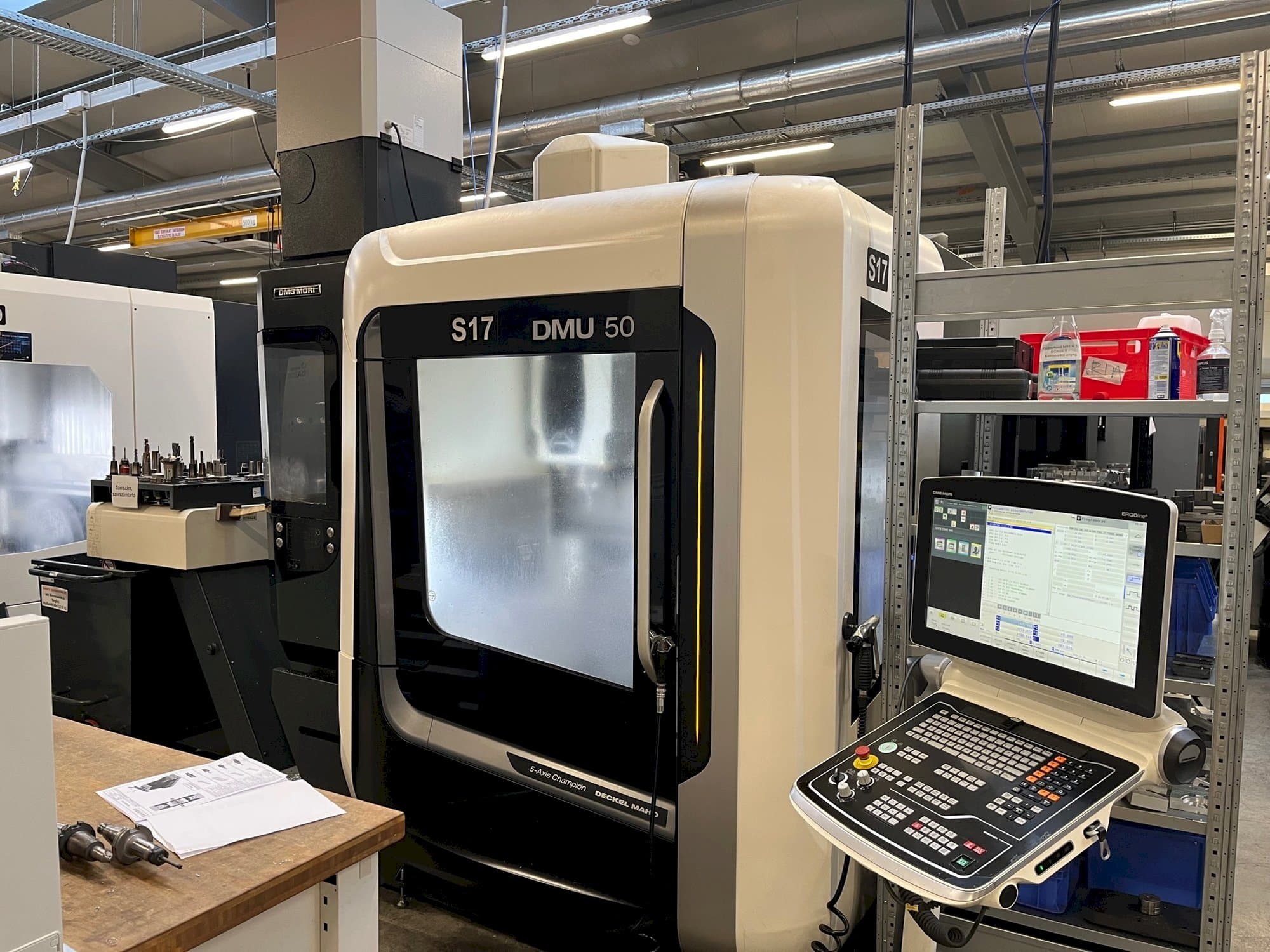 Vista Frontal  da DMG MORI DMU 50  máquina