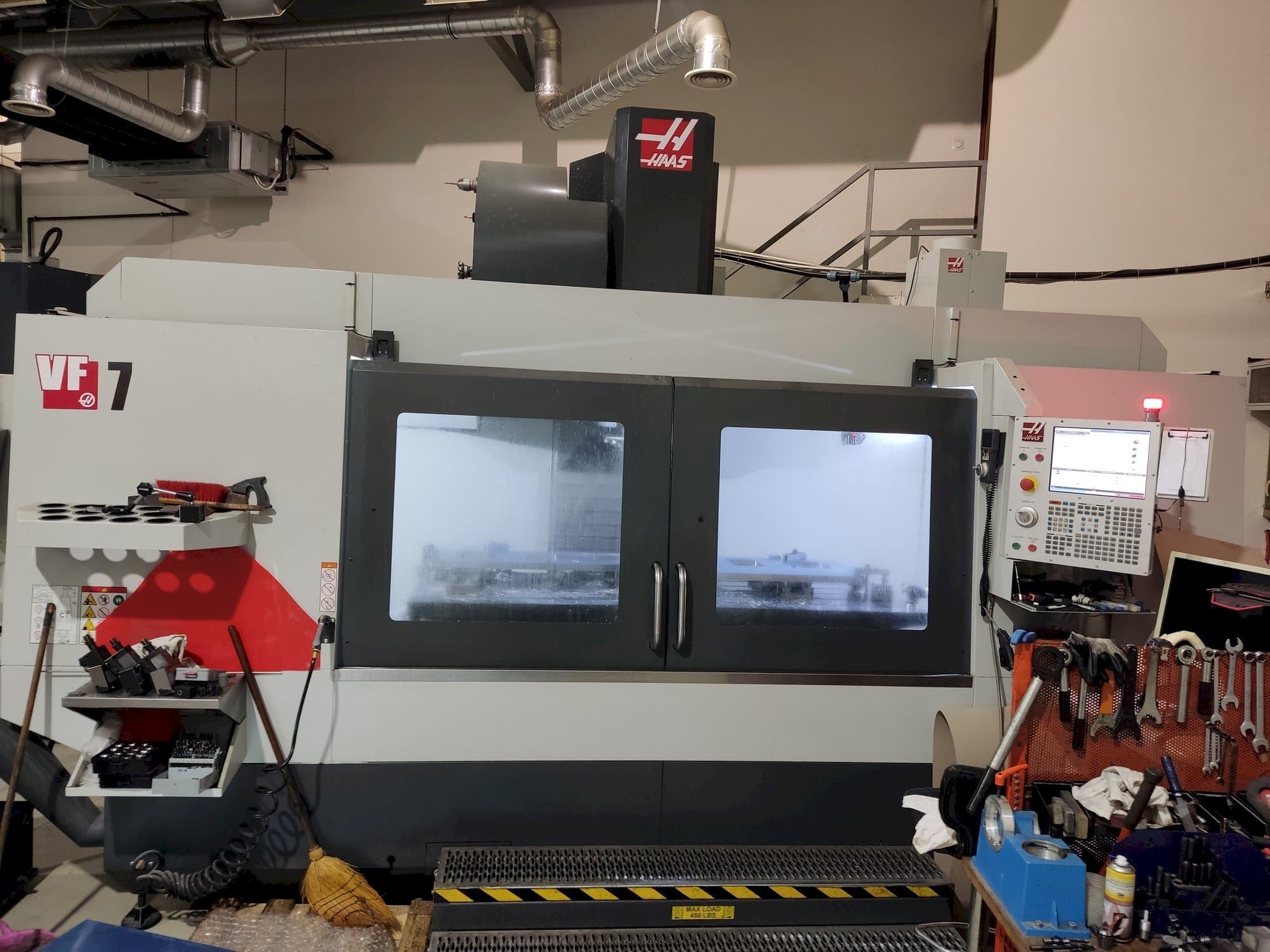 Vista Frontal da HAAS VF-7 máquina