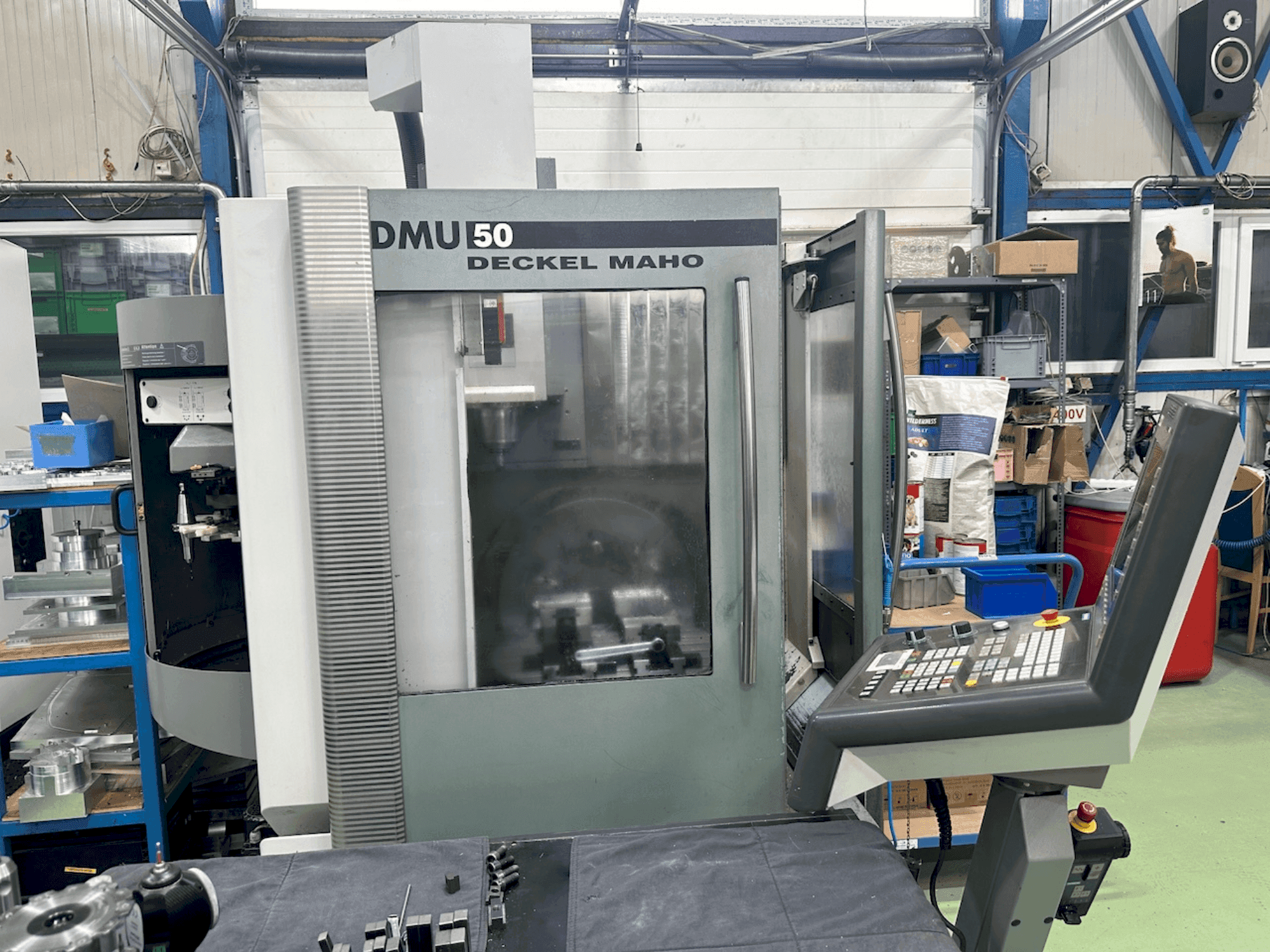 Vista Frontal da DECKEL MAHO DMU 50 máquina