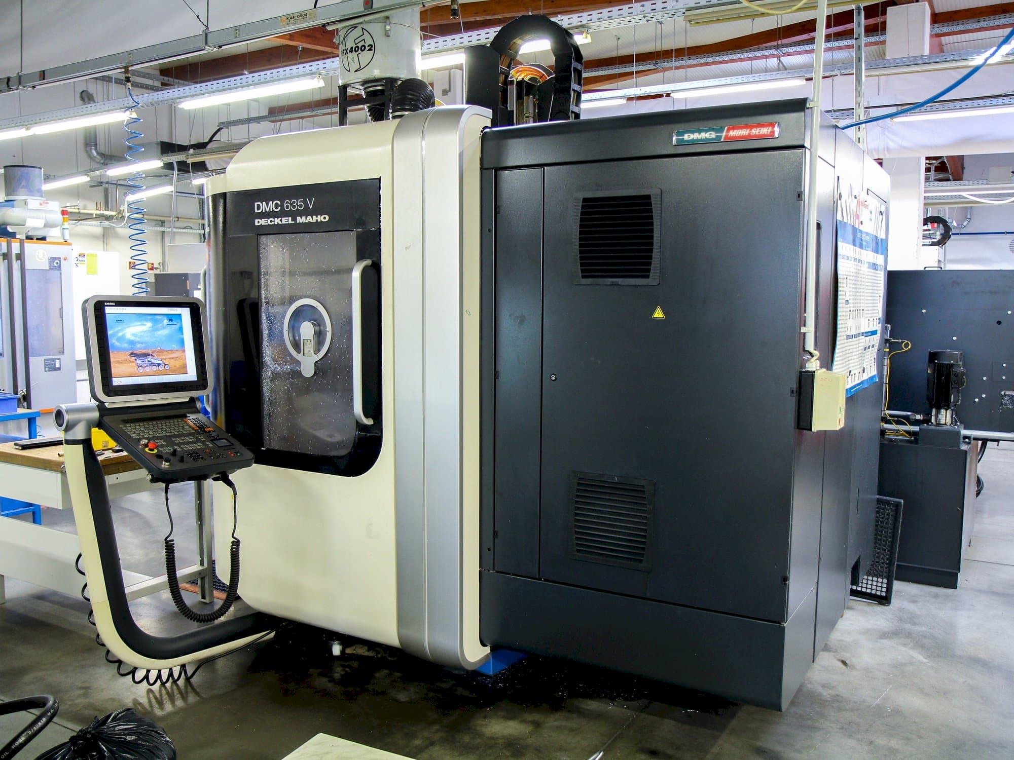 Vista Frontal da DMG MORI DMC 635V PW máquina