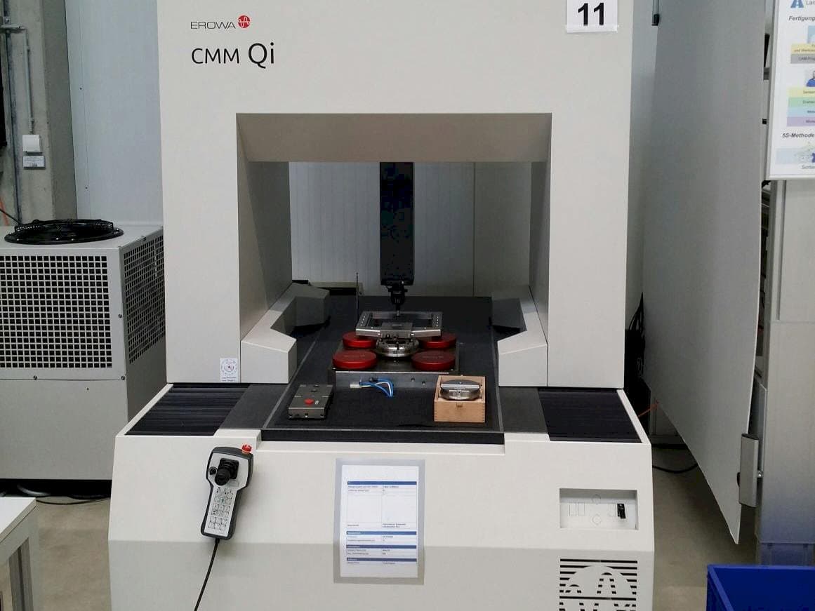 Vista Frontal da EROWA CMM Qi máquina