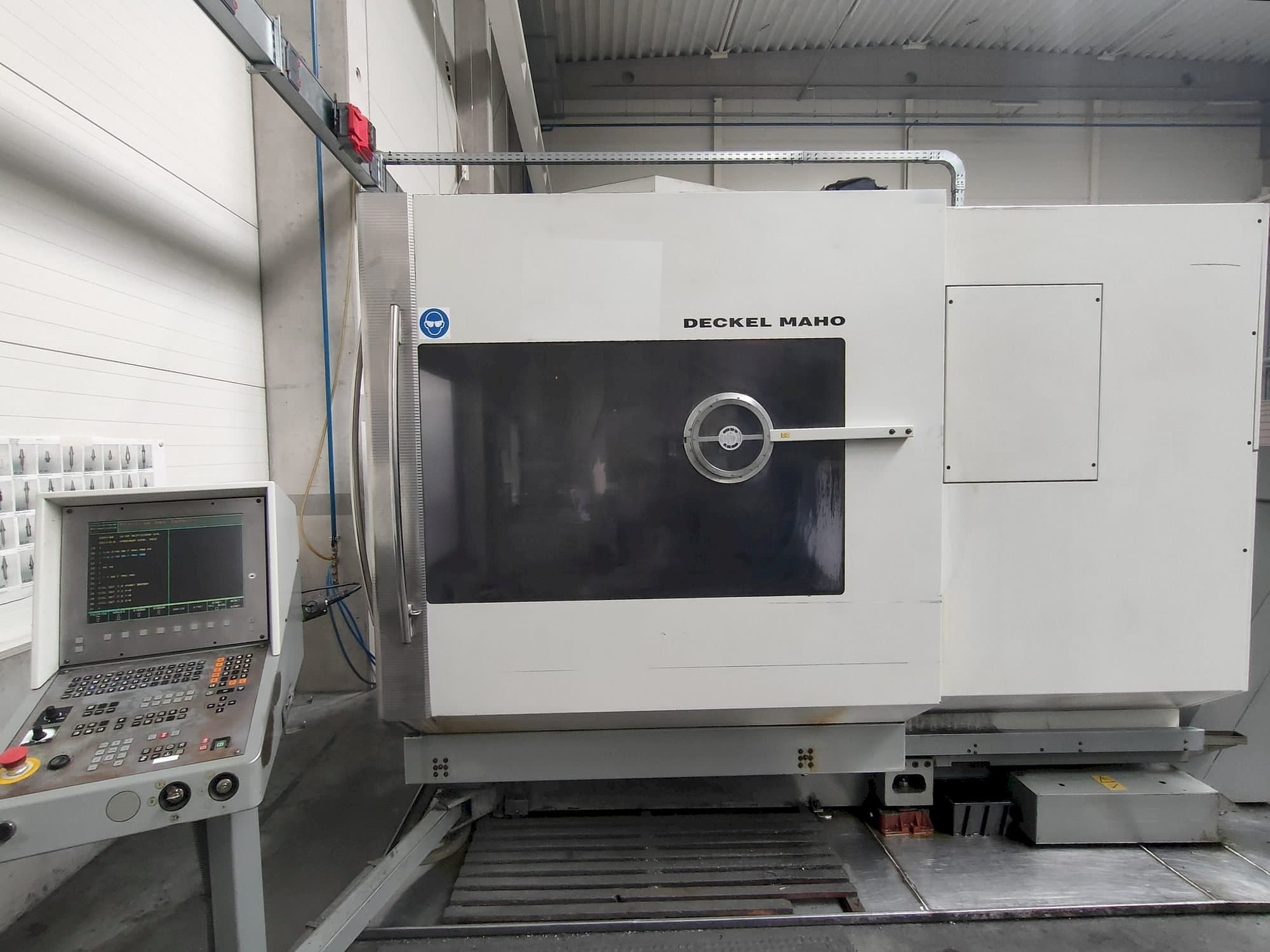 Vista Frontal da DECKEL MAHO DMU 60P máquina