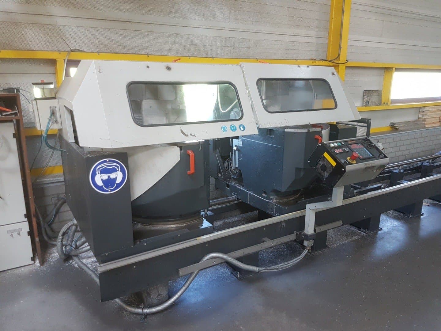 Vista Frontal da Elumatec DG 244 máquina