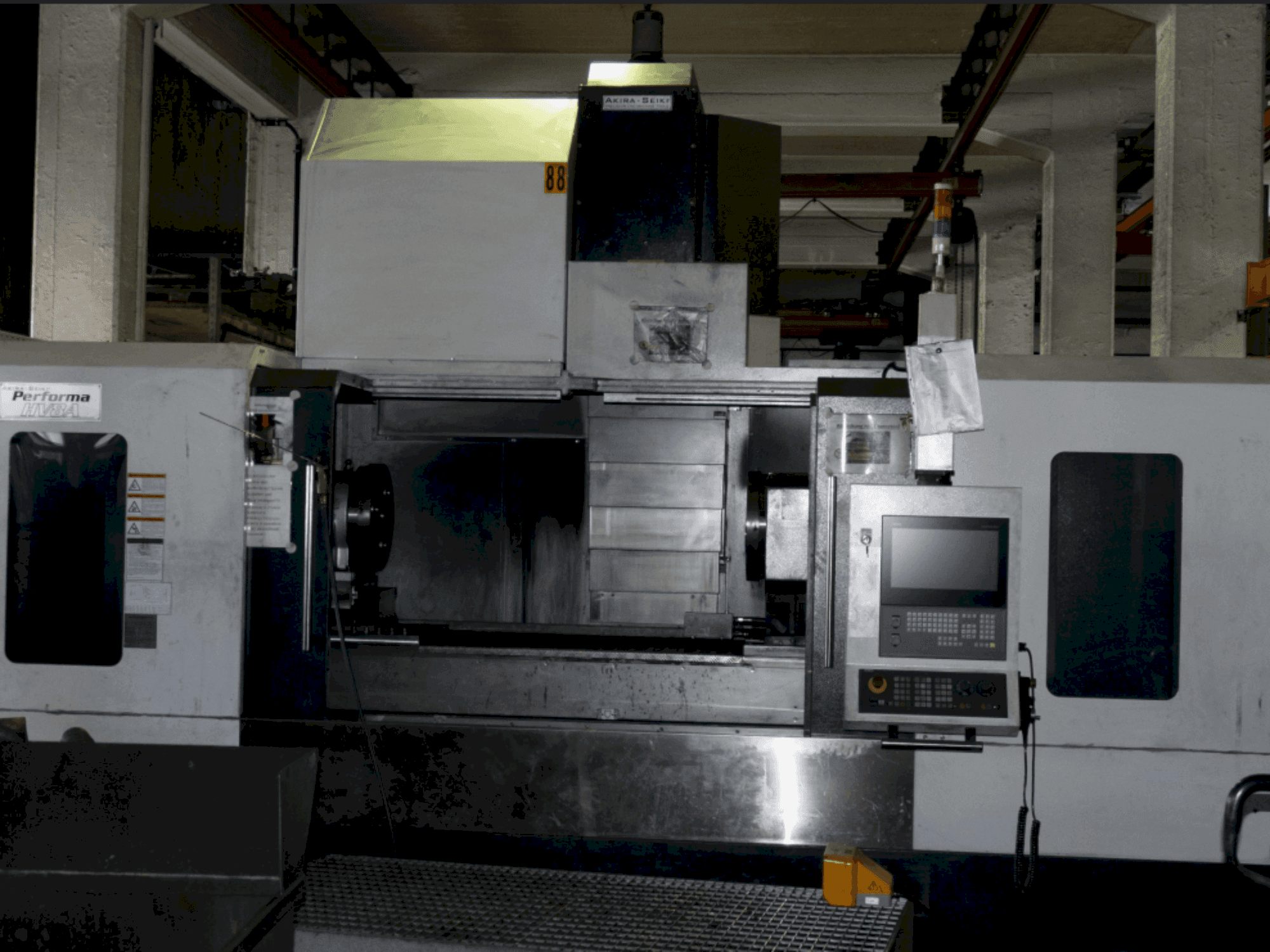 Vista Frontal da Akira Seiki Performa HV 8A máquina