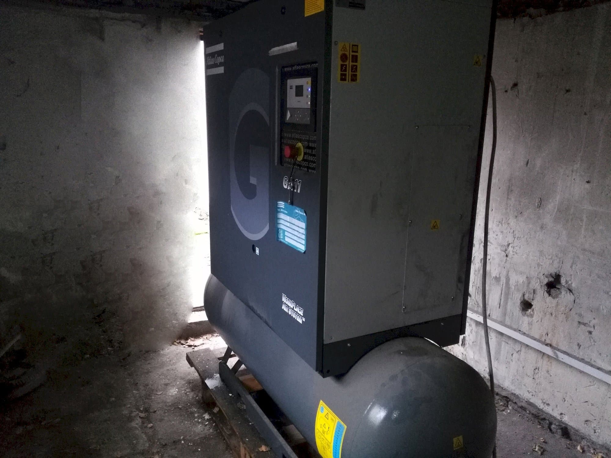 Vista Frontal  da Atlas Copco GA11P  máquina