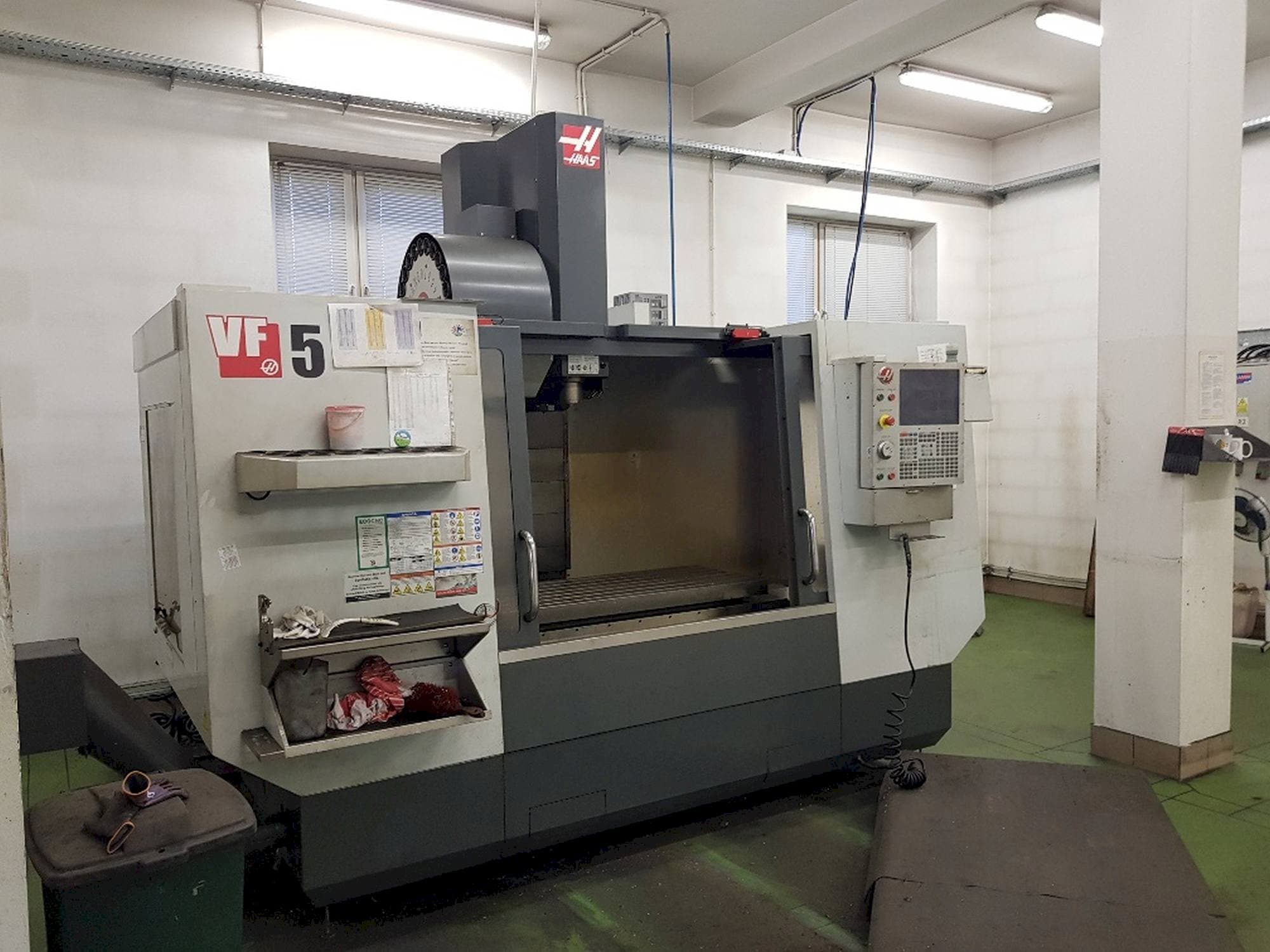 Vista Frontal da HAAS VF-5/40 máquina