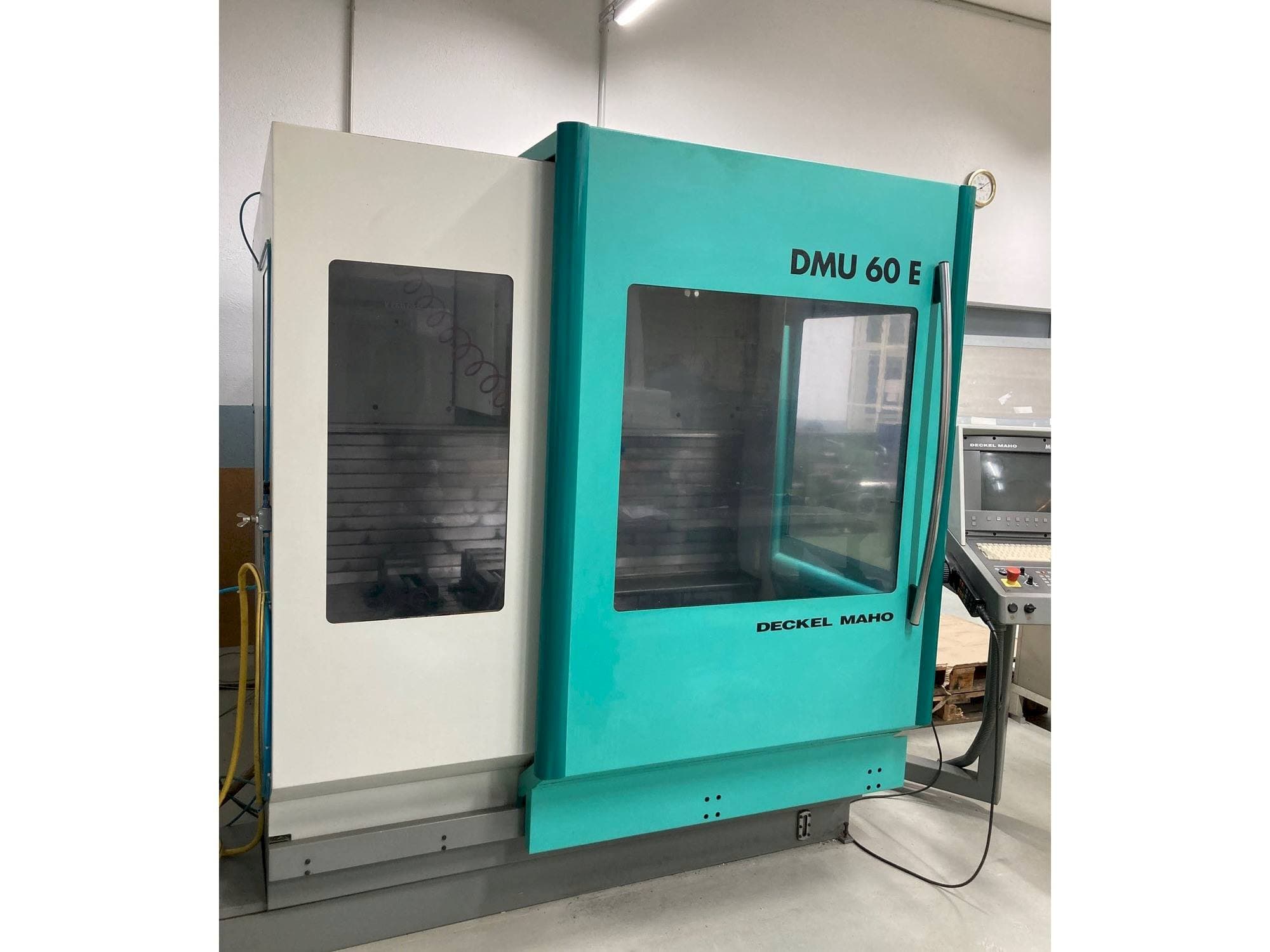 Vista Frontal da DECKEL MAHO DMU 60 E máquina