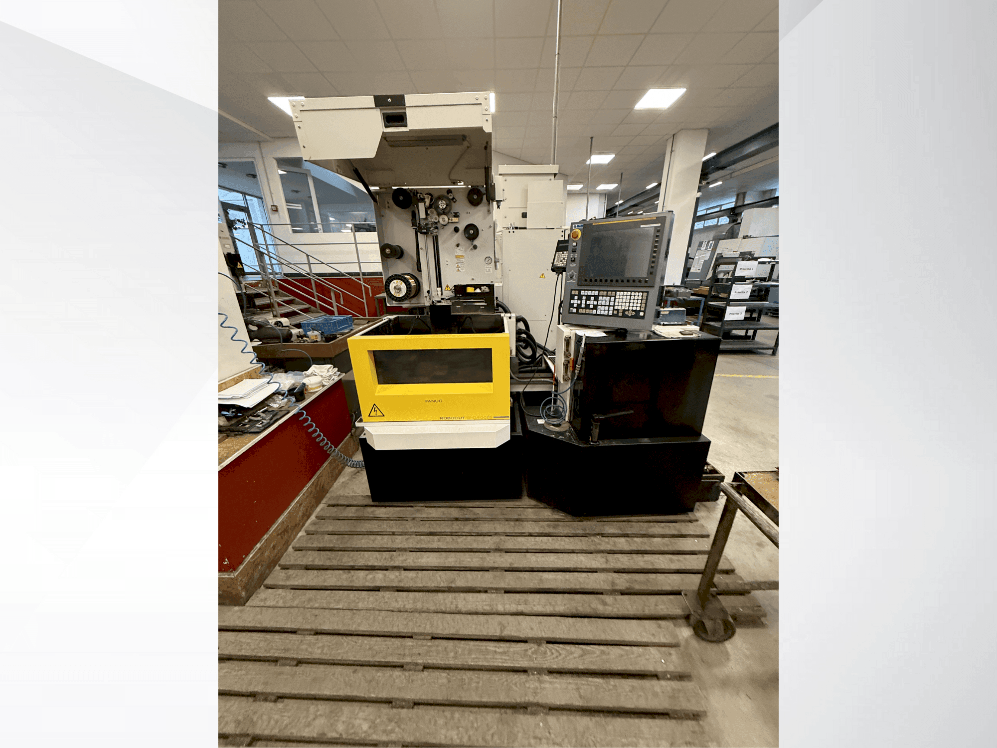 Vista Frontal  da FANUC Robocut alpha-C400iB  máquina