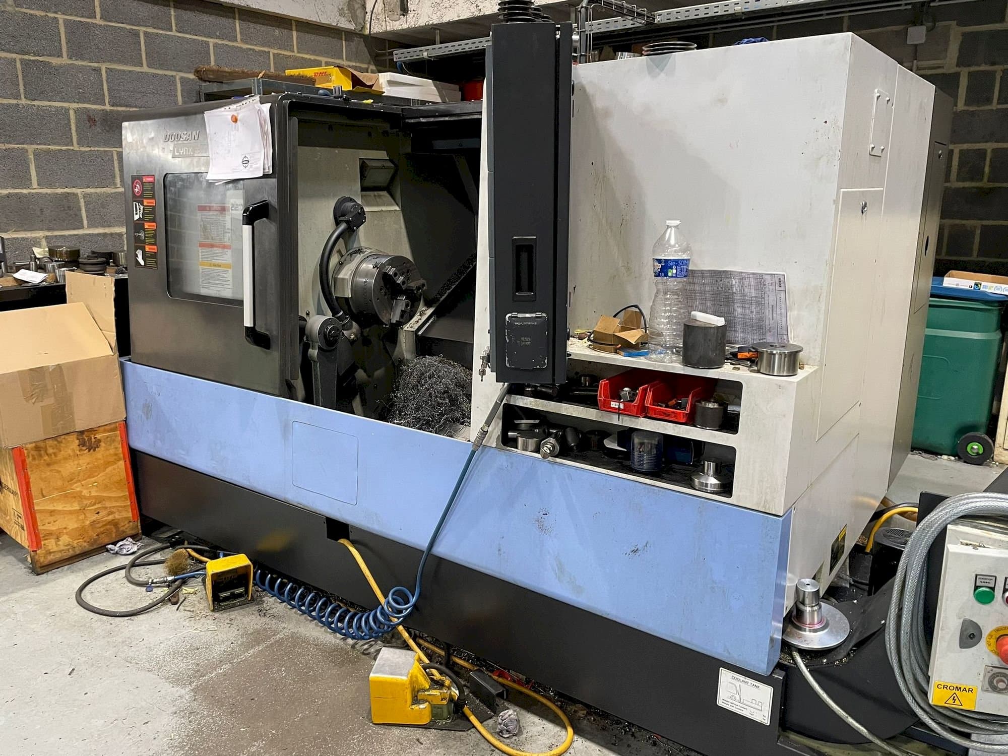 Vista Frontal da Doosan LYNX 300 máquina