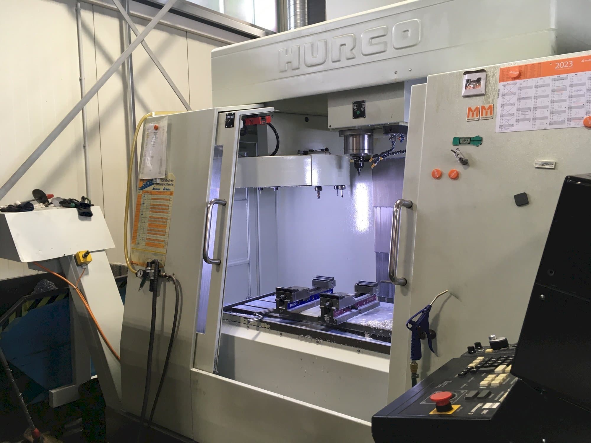 Vista Frontal da Hurco BAC 30 HTM máquina