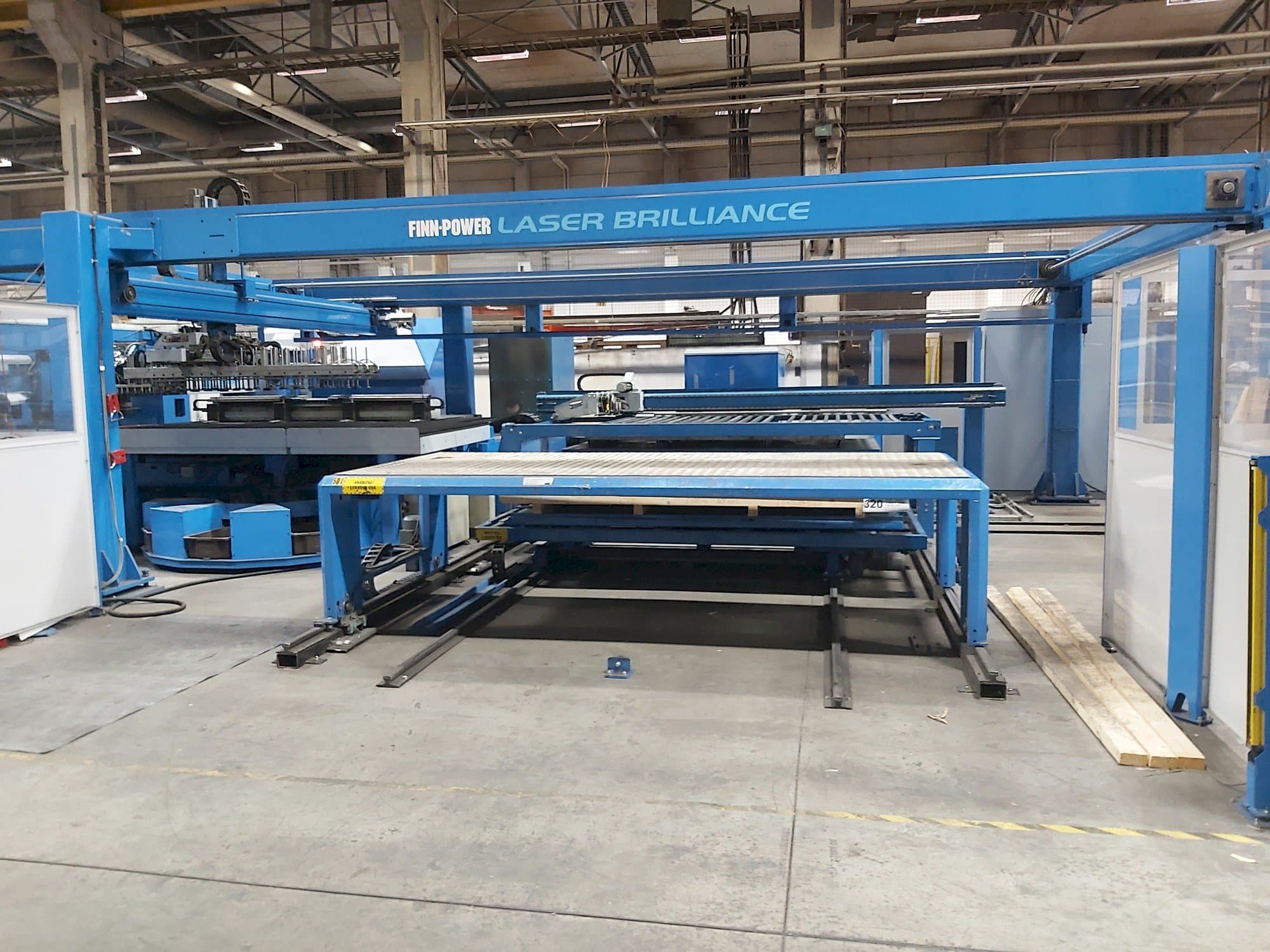 Vista Frontal  da Finn-Power LG6  máquina