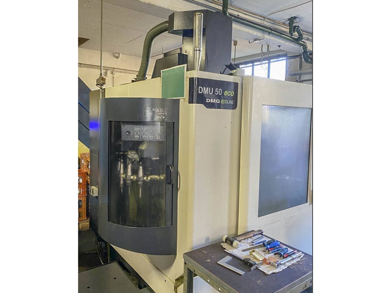 Vista Frontal da DMG MORI DMU 50 eco máquina