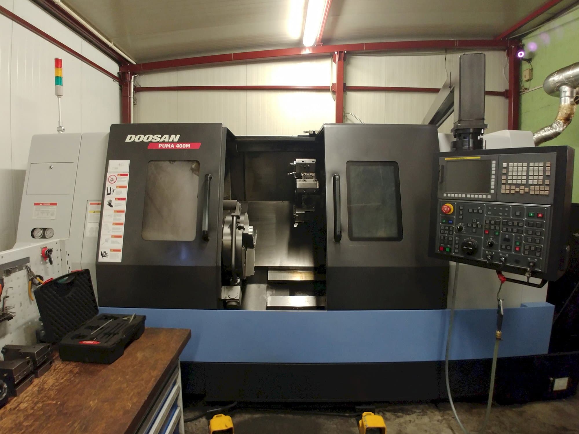 Vista Frontal da Doosan Puma 400MC máquina